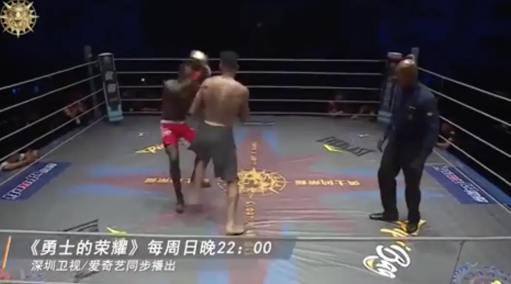 Adesanya goes down. Image: Glory of Heroes