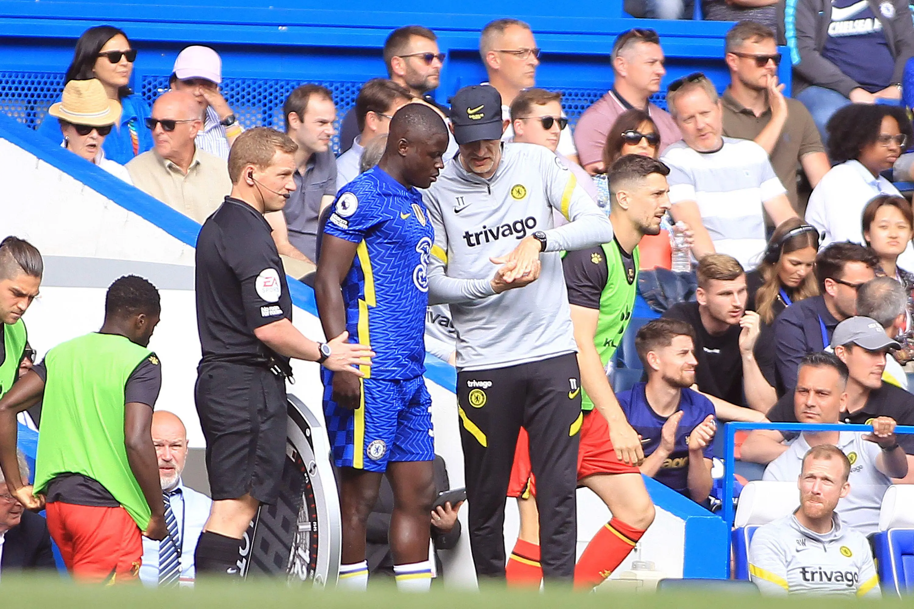 Chelsea Head Coach Thomas Tuchel (R) is seen giving instructions to Malang Sarr of Chelsea (L). (Alamy)