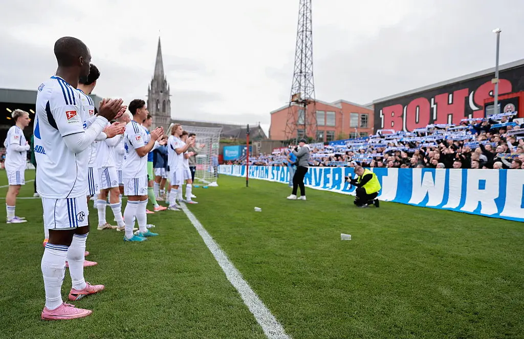 Schalke's players applaud their fans (Credit:Getty)