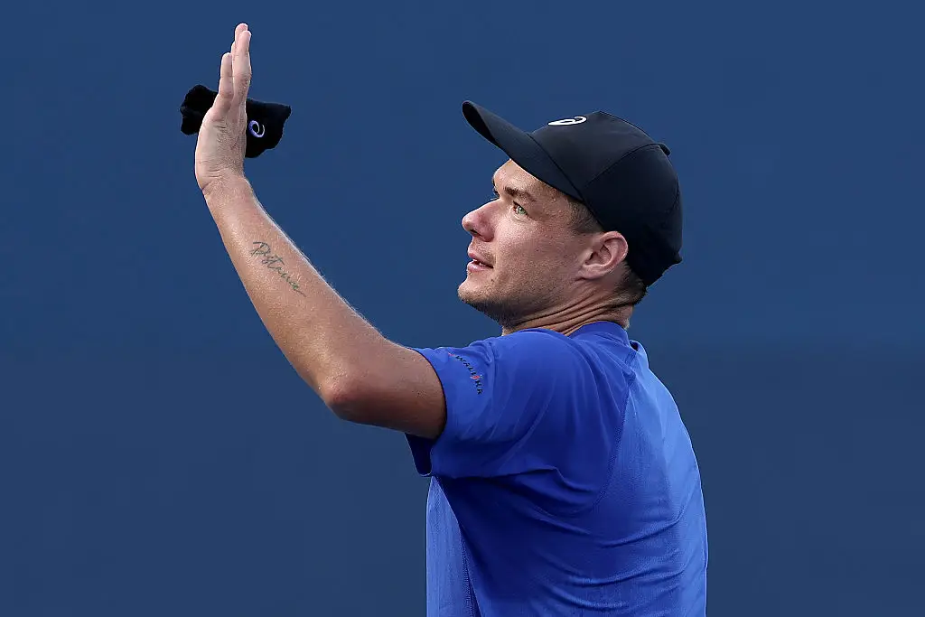 Kamil Majchrzak tried to give his cap to the young fan. (Image: Sarah Stier/Getty Images)