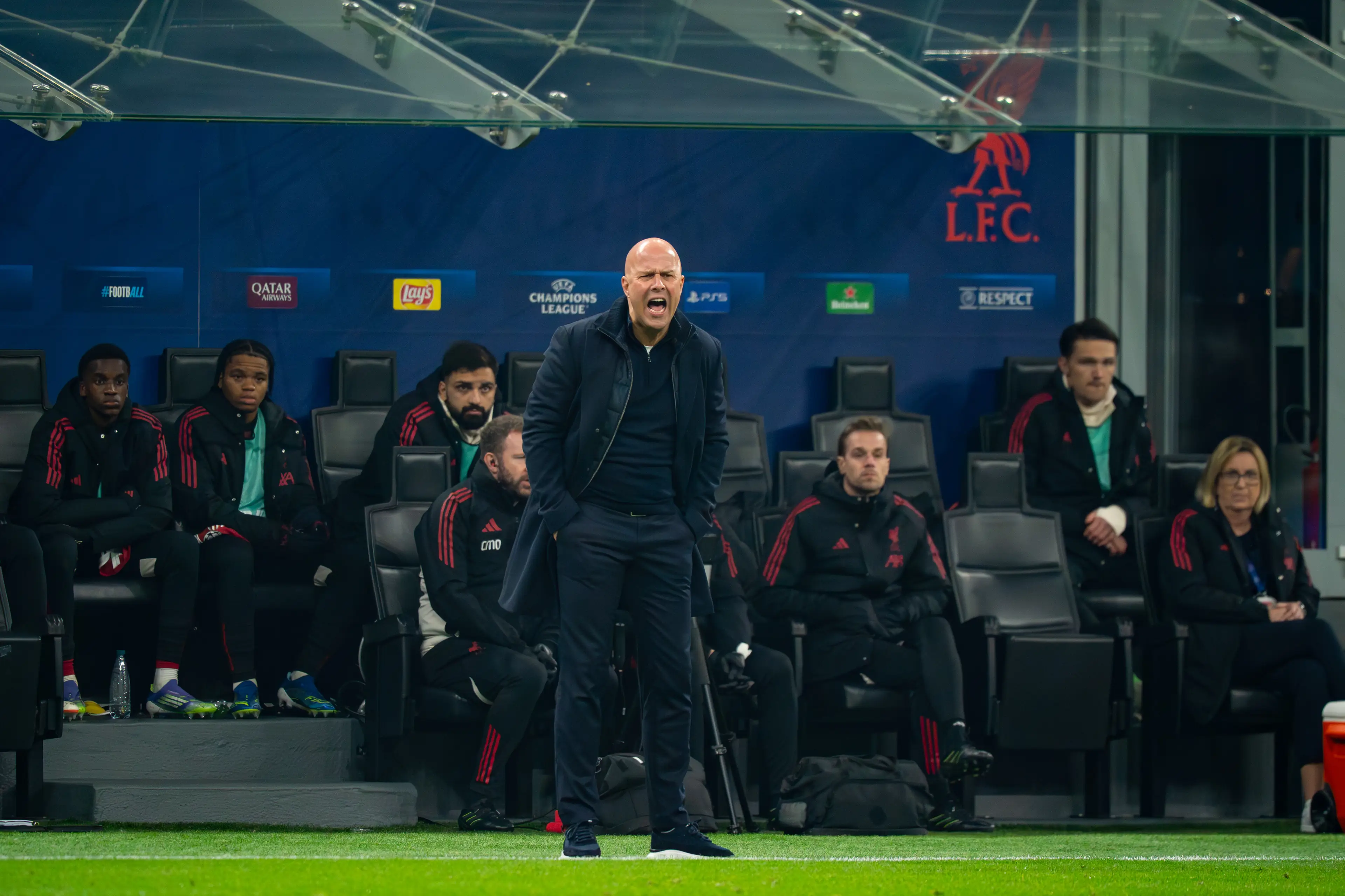 Arne Slot on the touchline during Inter Milan vs. Liverpool. Image: Getty 