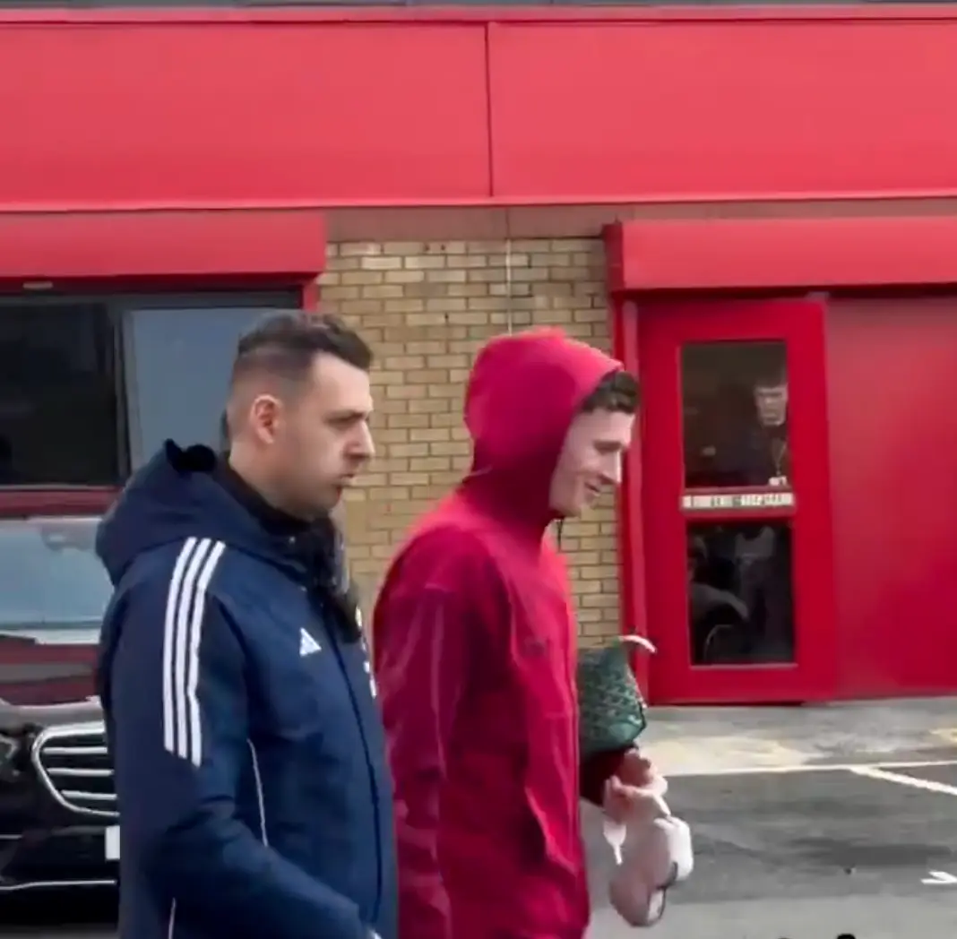 Anderson could be seen smiling immediately after the fan's request. Image credit: Instagram/alex_the_kid_official