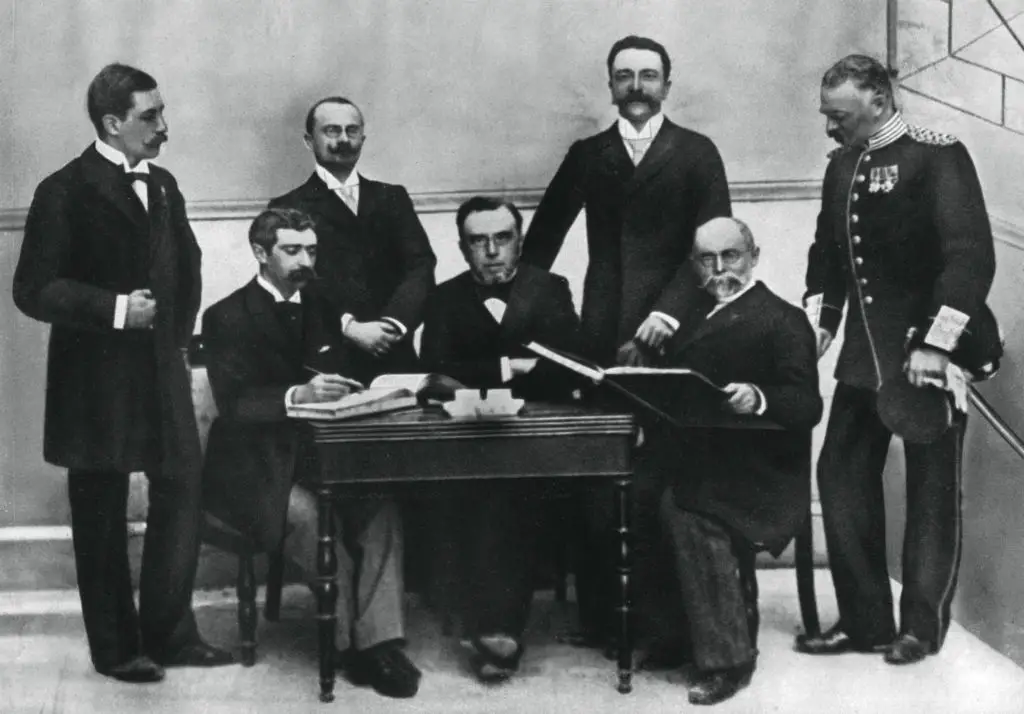 Pierre de Coubertin (seated, right) helped to organise the 1900 Olympics in Paris and 1906 edition in Athens (Image: Getty)