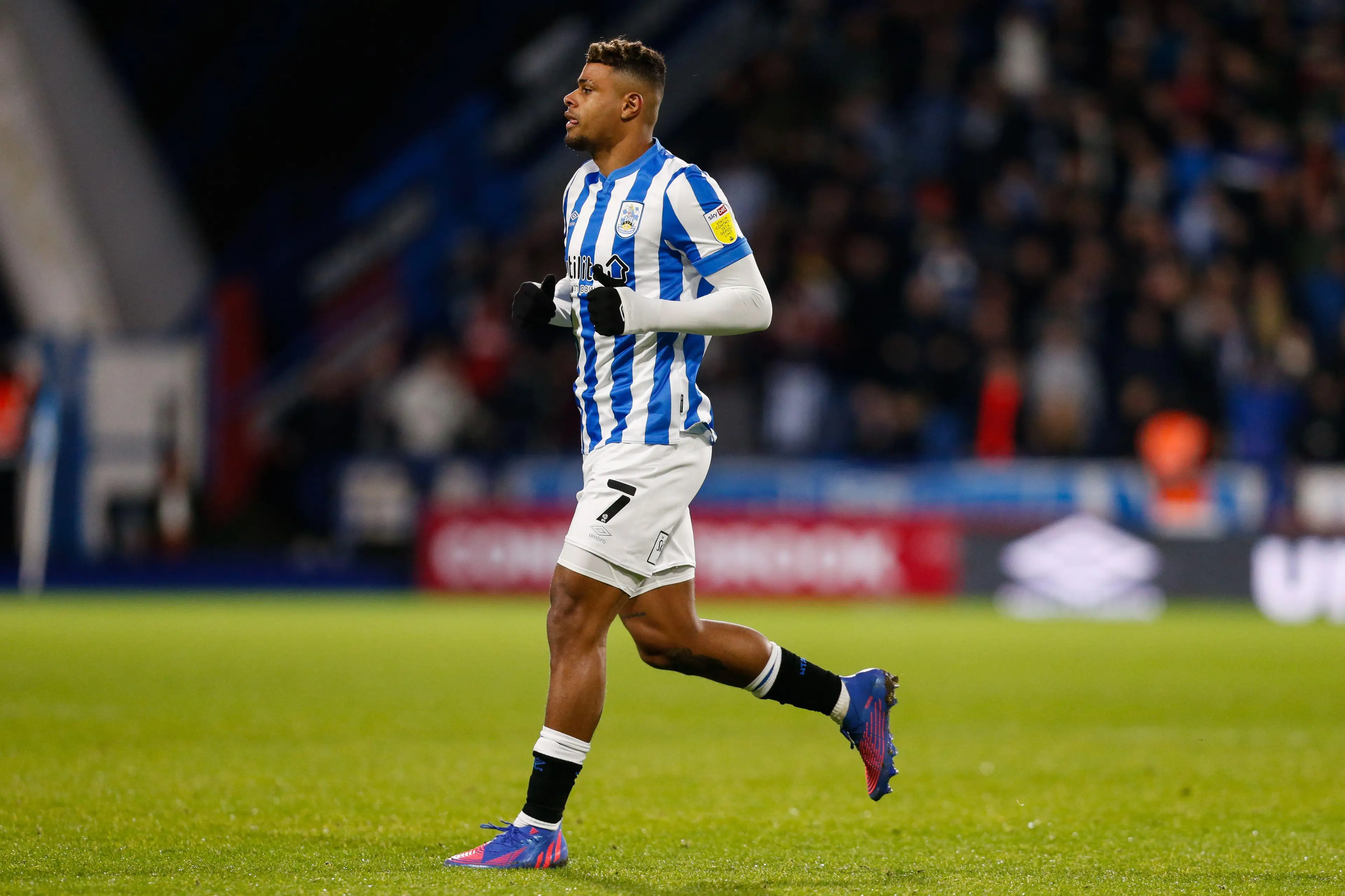 Tino Anjorin in action for Huddersfield Town during the 2021/22 season. (Alamy)