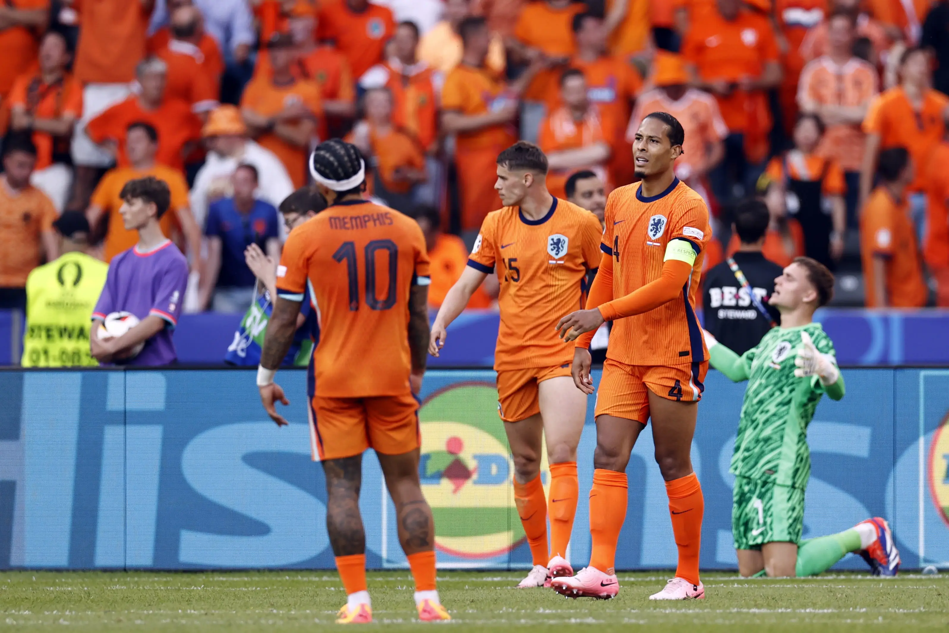 Virgil van Dijk cuts a frustrated look during the Netherlands vs. Austria. Image: Getty 