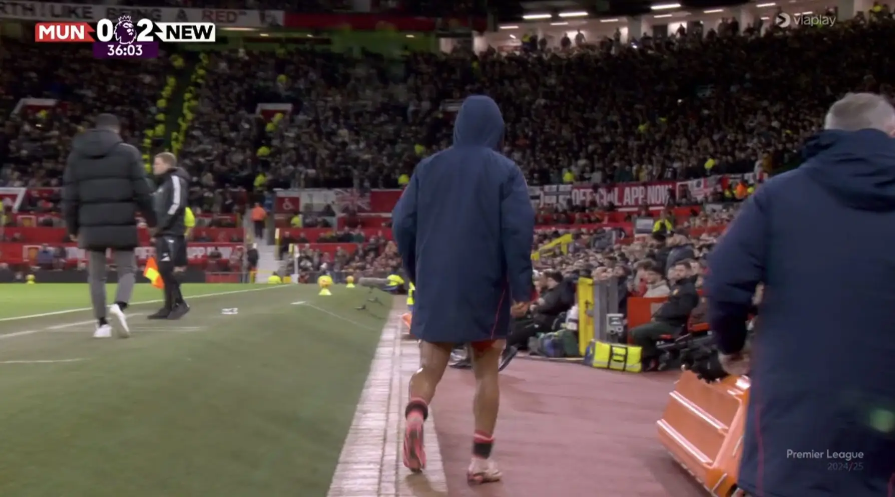 Joshua Zirkzee returned after storming down the tunnel. Image: Viaplay