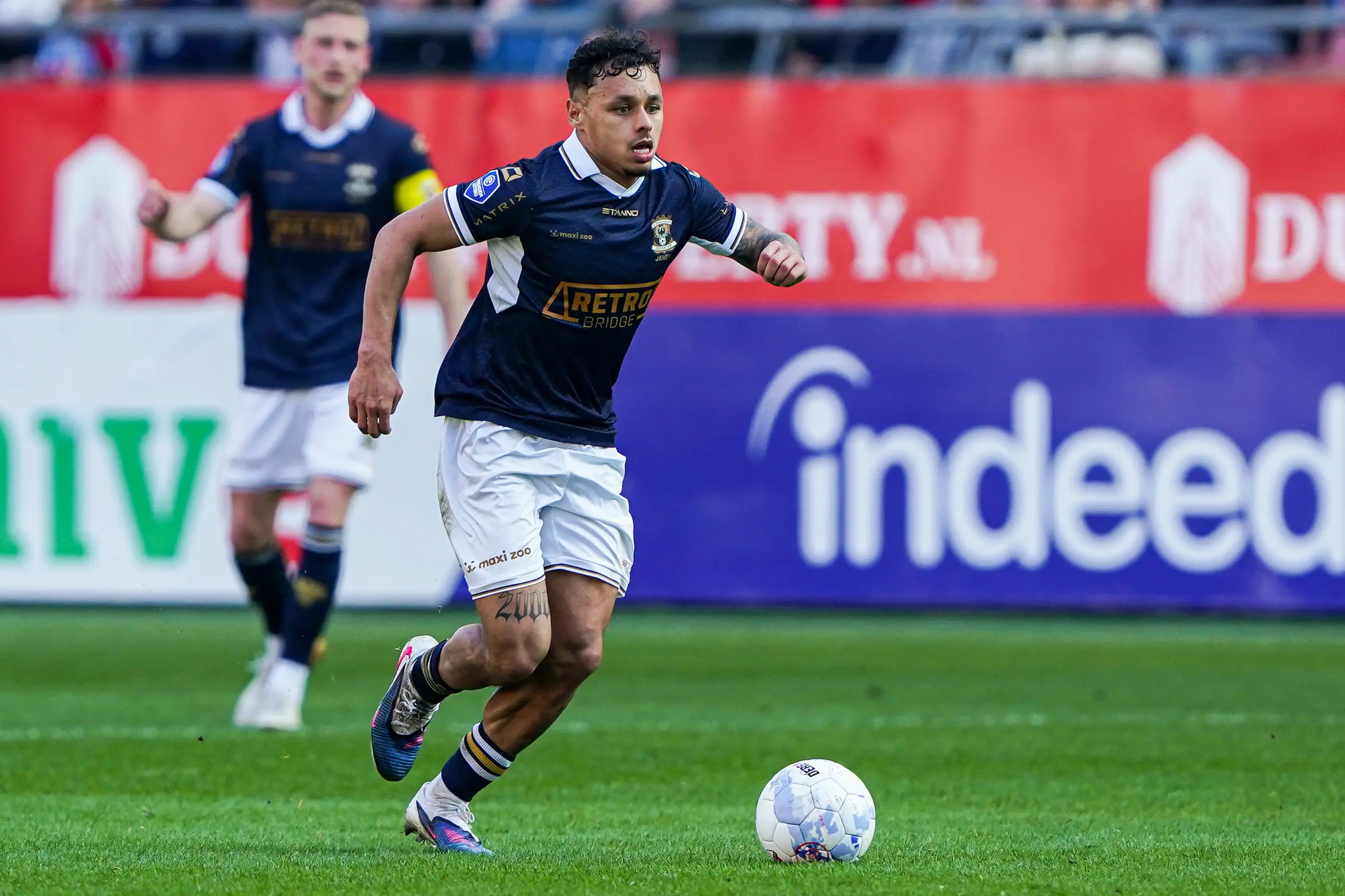 Dean James of Go Ahead Eagles dribbles during the Dutch Eredivisie match between FC Utrecht and Go Ahead Eagles (Getty Images)