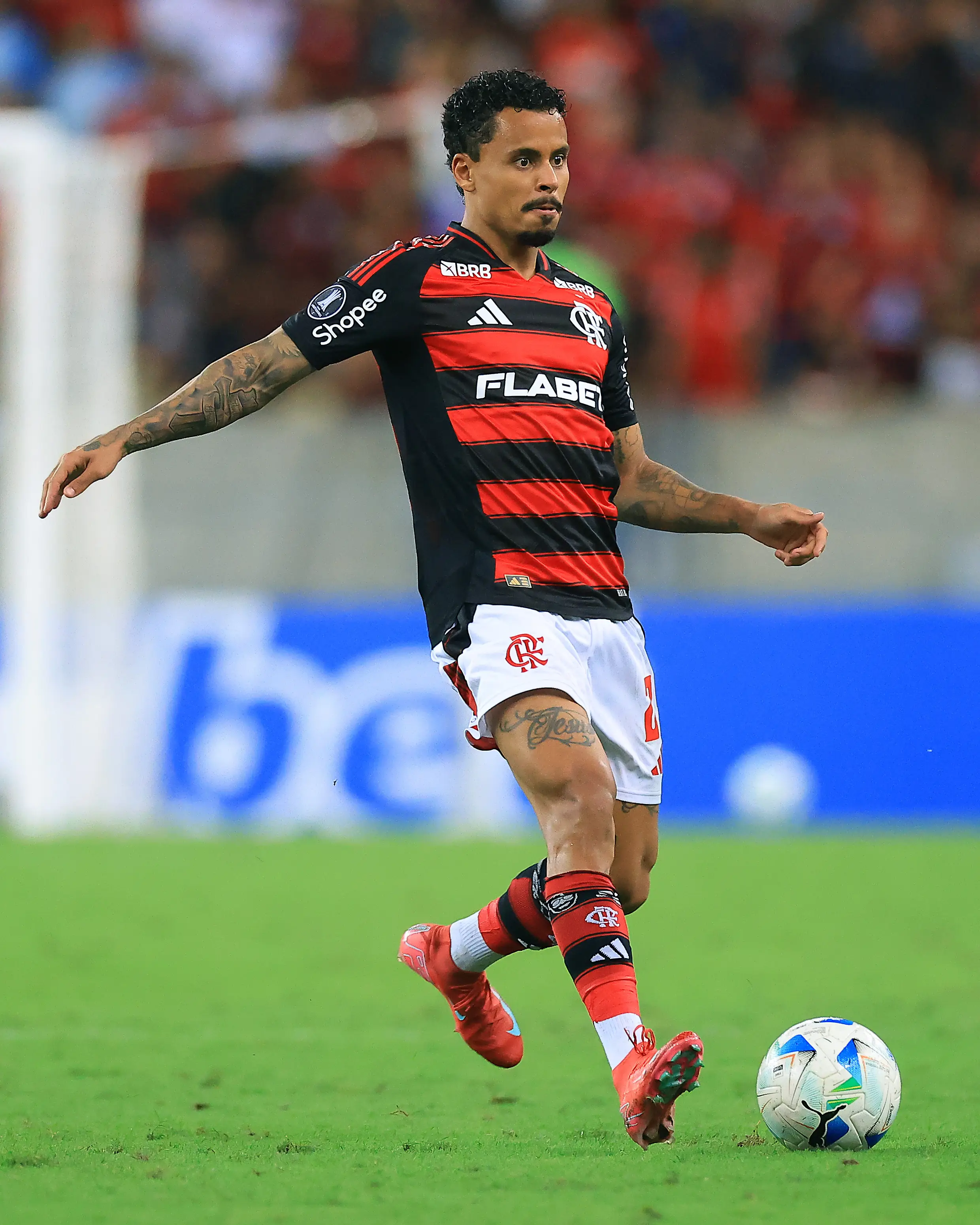 Allan playing for Fluminese.