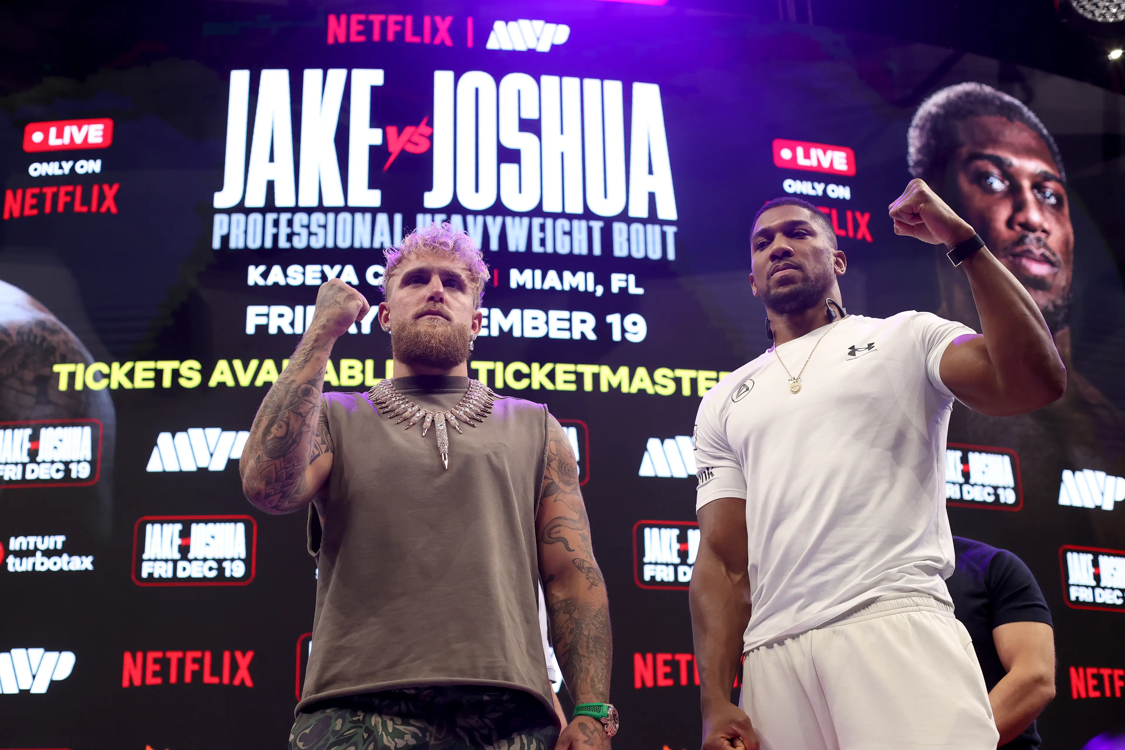 Jake Paul and Anthony Joshua pose for photos at the launch press conference. Image: Getty