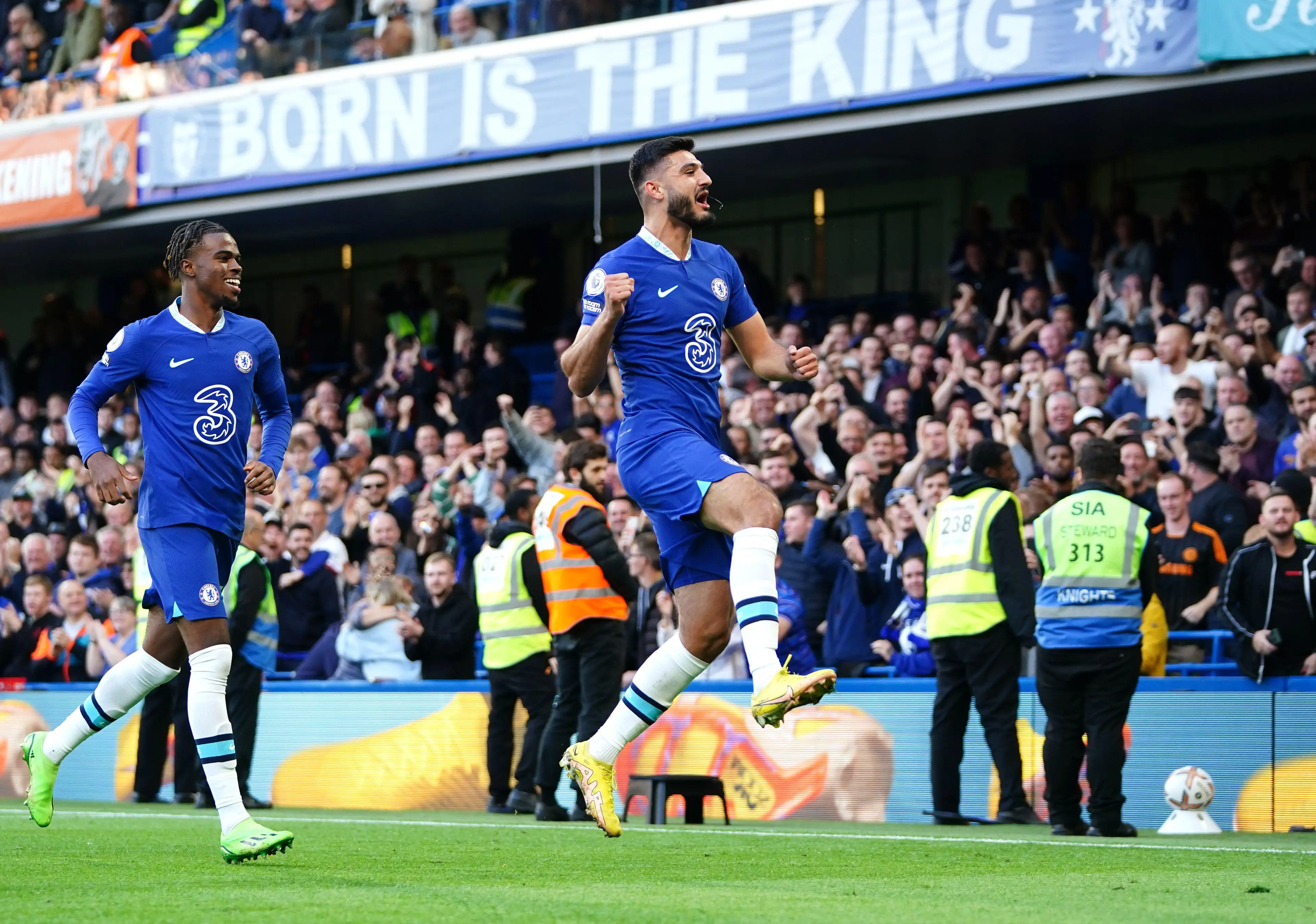 Armando Broja celebrating his goal Wolves. (Alamy)