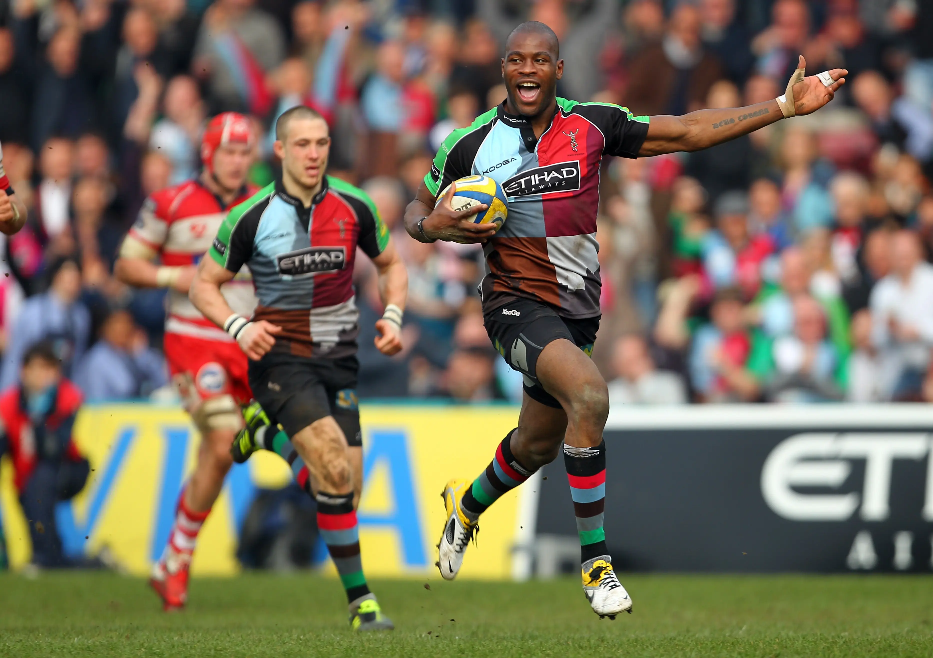 Ugo Monye of Harlequins celebrates on his way to scoring a breakaway try during the Aviva Premiership match between Harlequins and Gloucester (Getty Images)