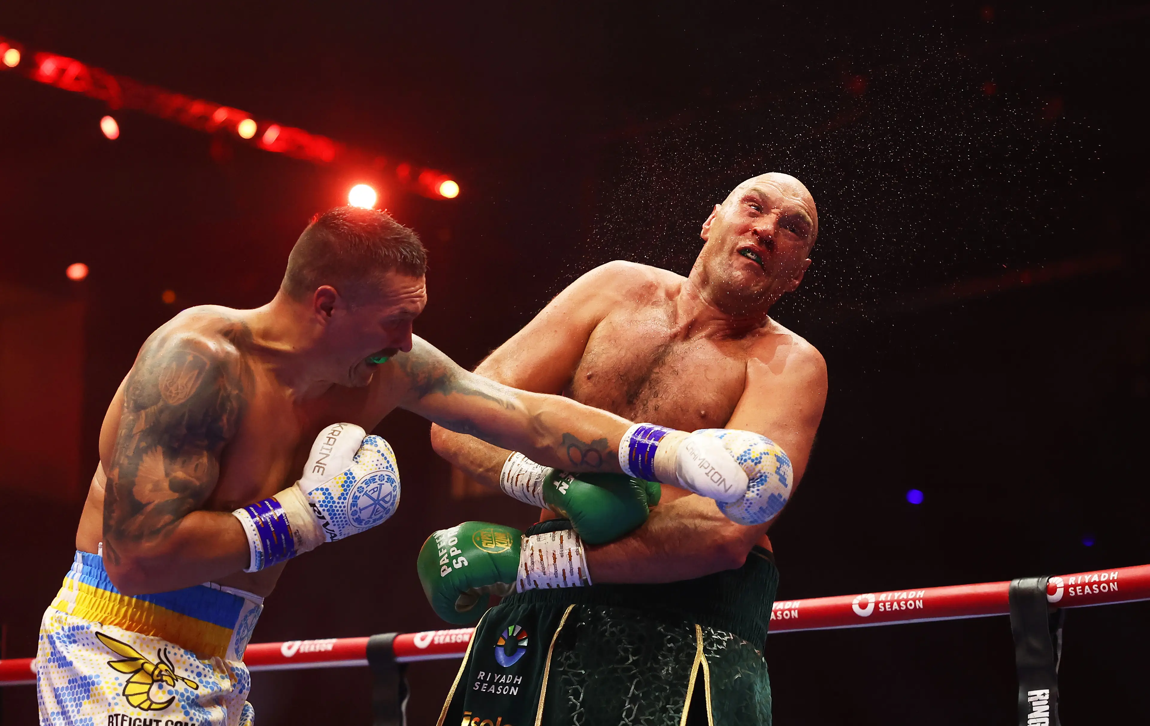 Oleksandr Usyk rocks Tyson Fury. Image: Getty 