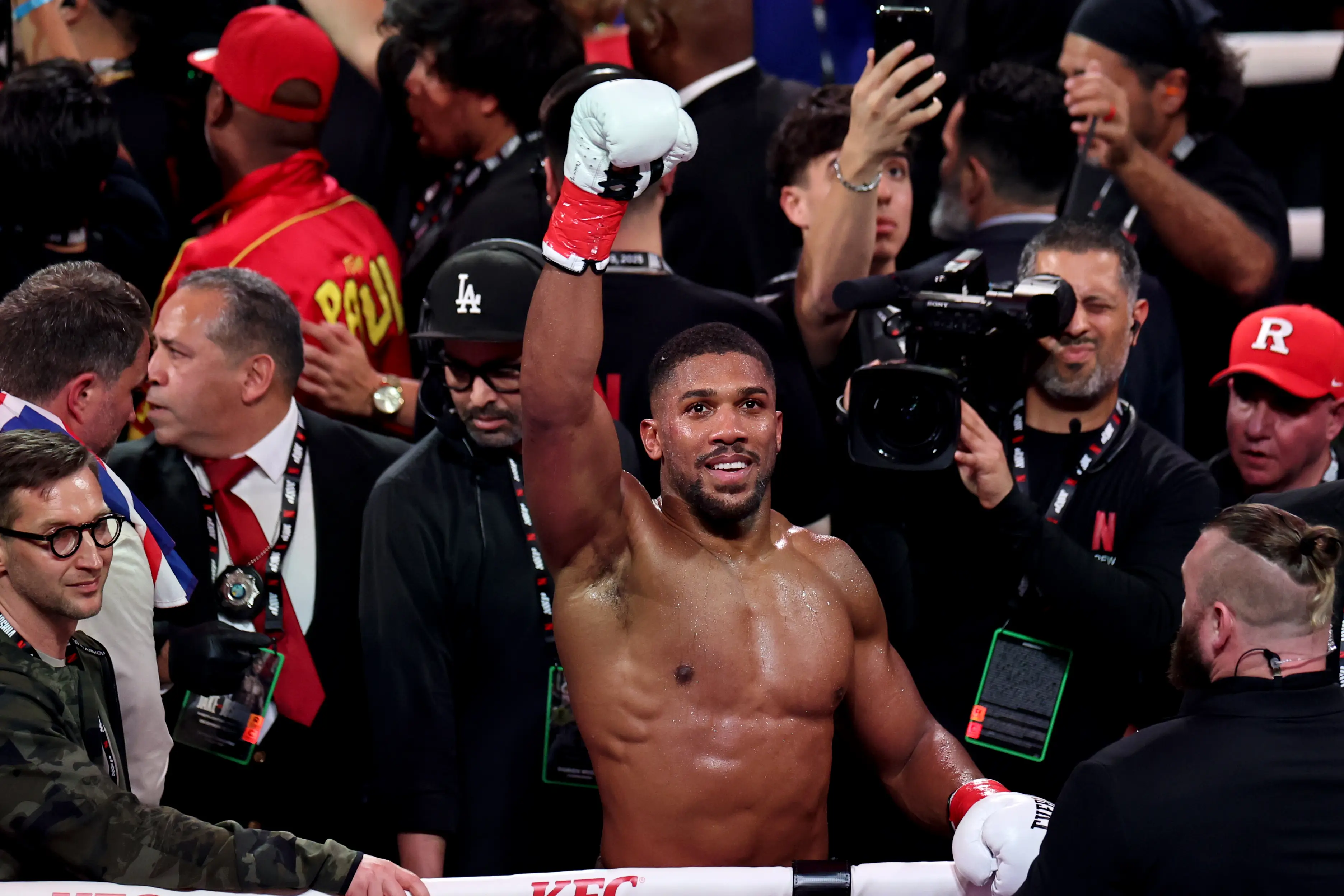 Anthony Joshua celebrates beating Jake Paul. Image: Getty 