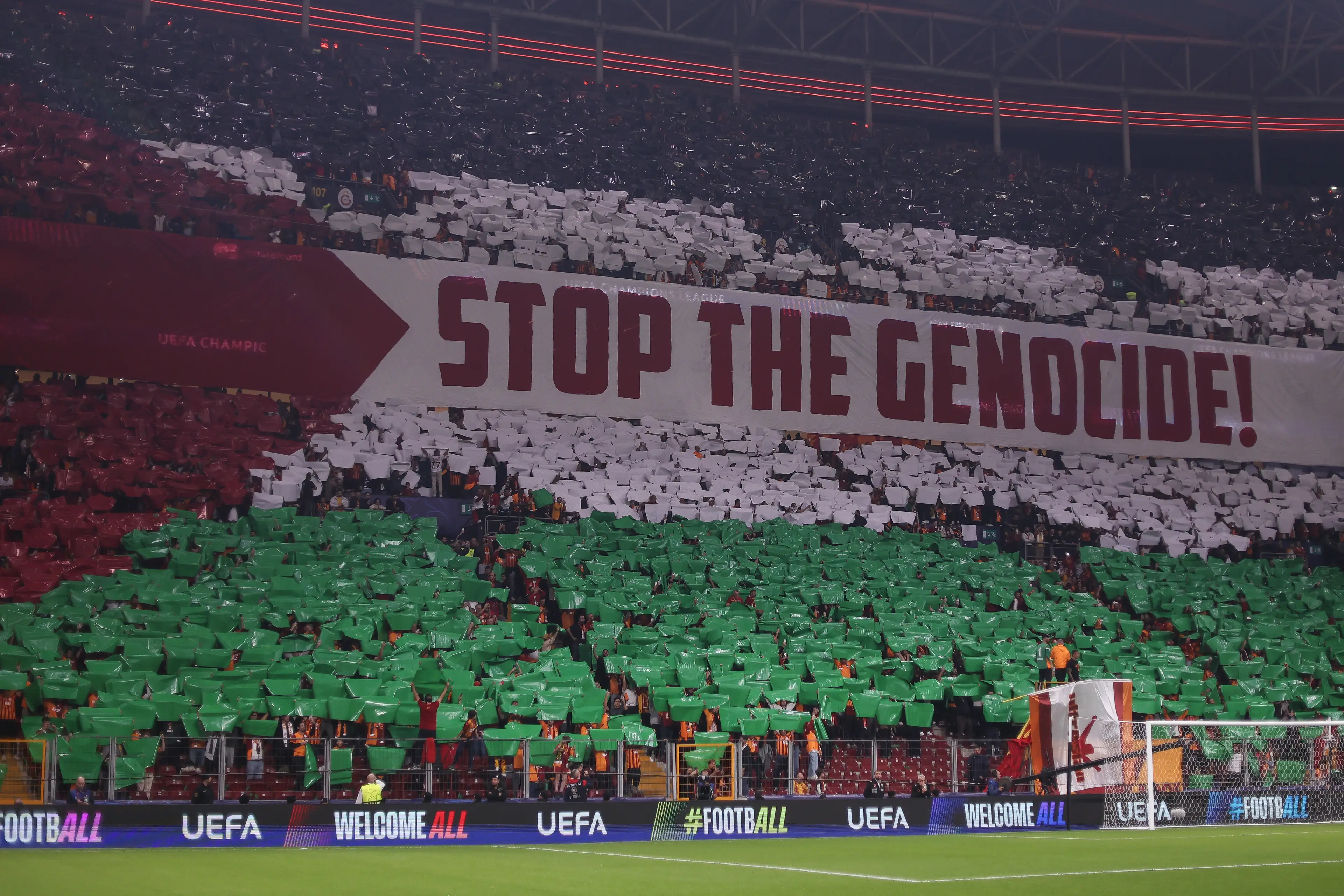 Galatasaray held up a Palestine banner ahead of kick-off. Image: Getty 