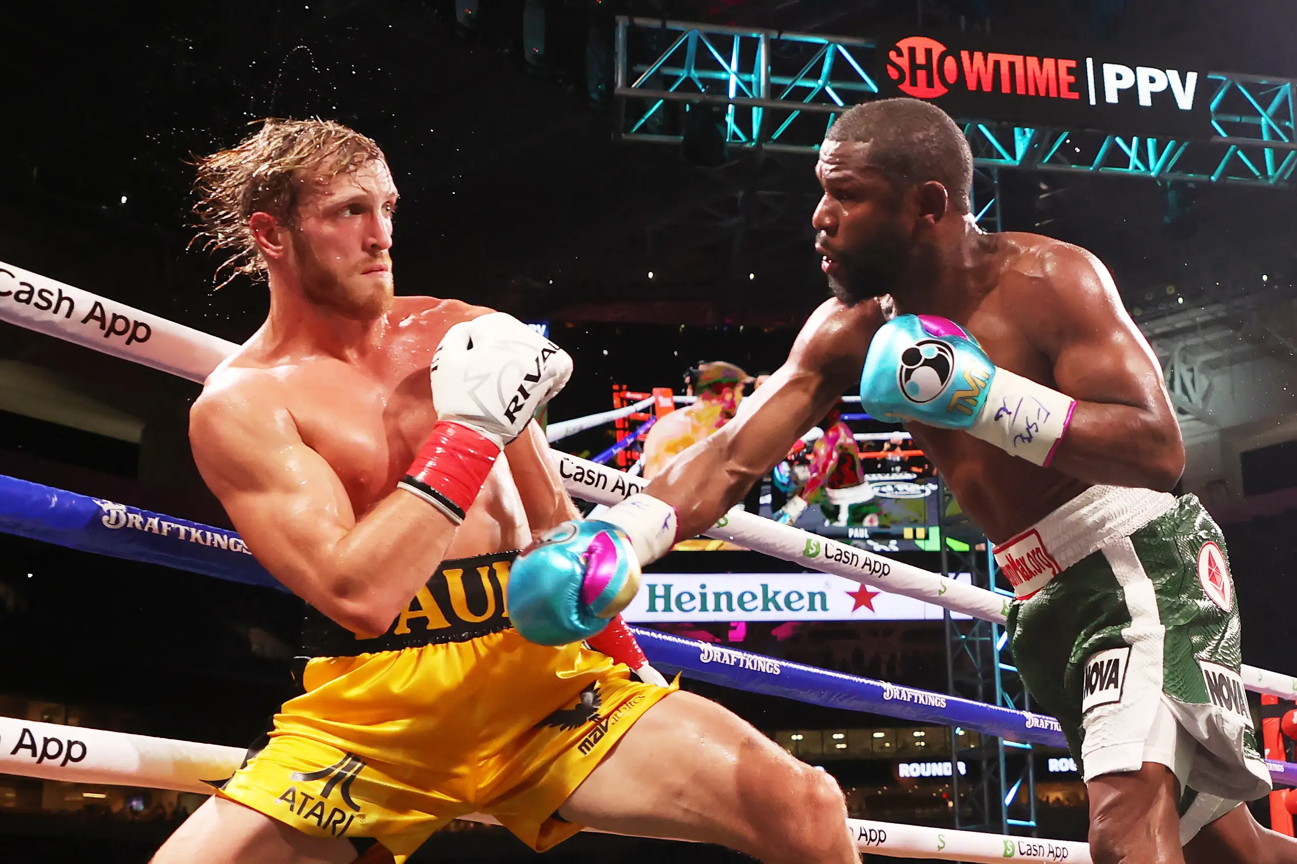 Floyd Mayweather during his exhibition bout against Logan Paul. Image: Getty 