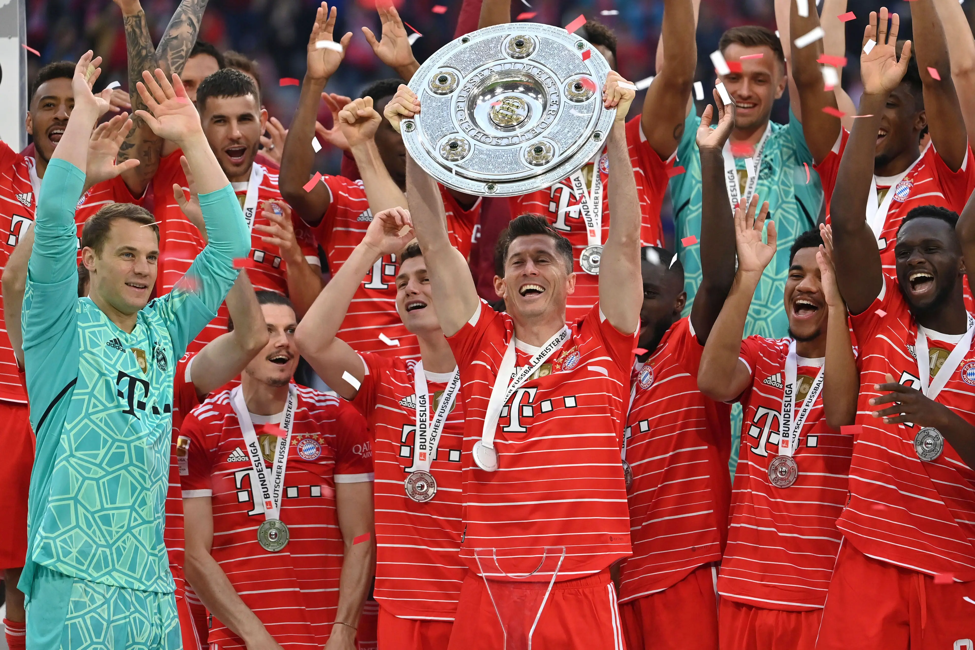 Lewandowski lifts his final league trophy at Bayern. Image: Alamy