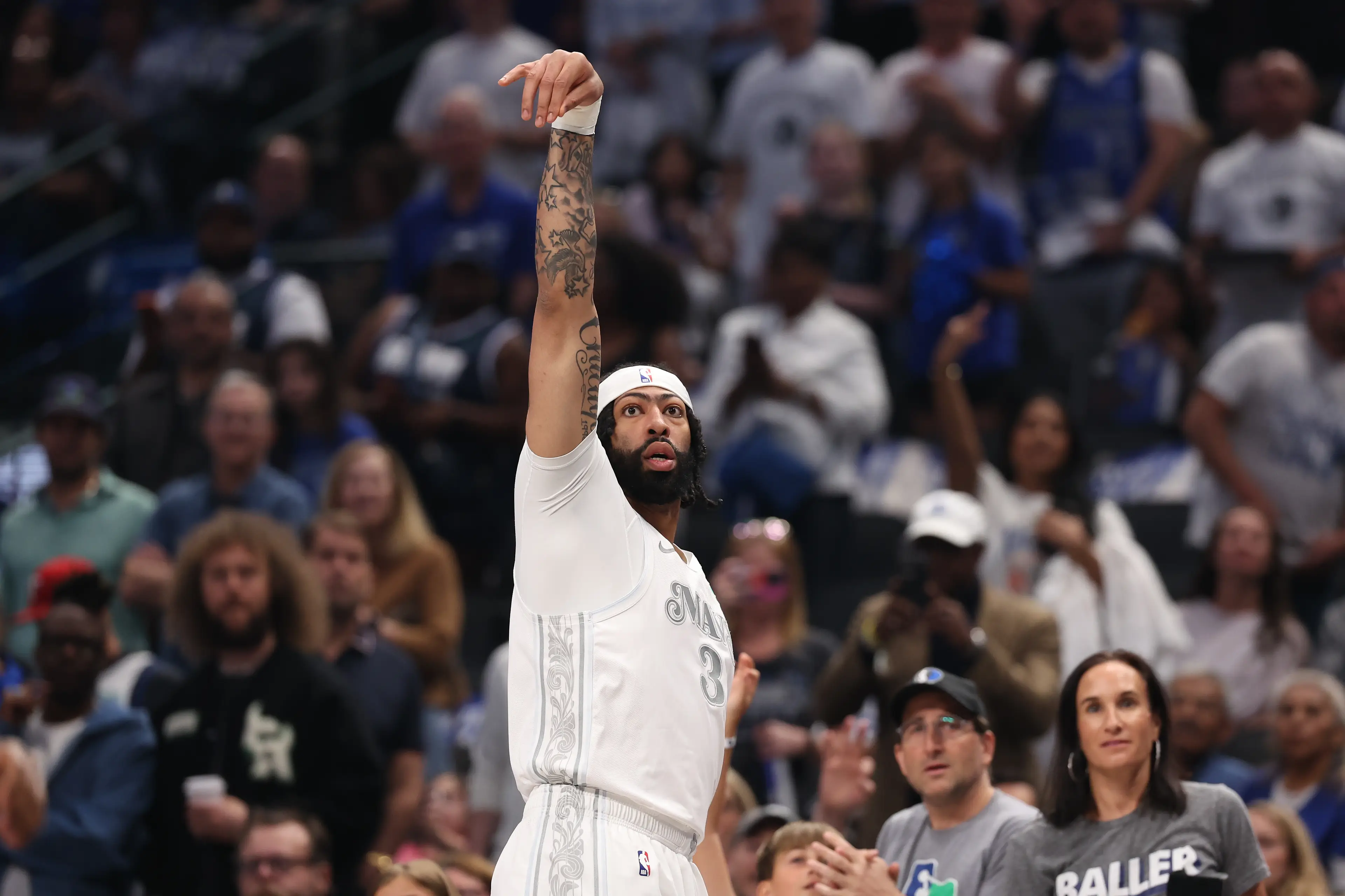 Anthony Davis shoots for the Dallas Mavericks. Image: Sam Hodde / Contributor via Getty