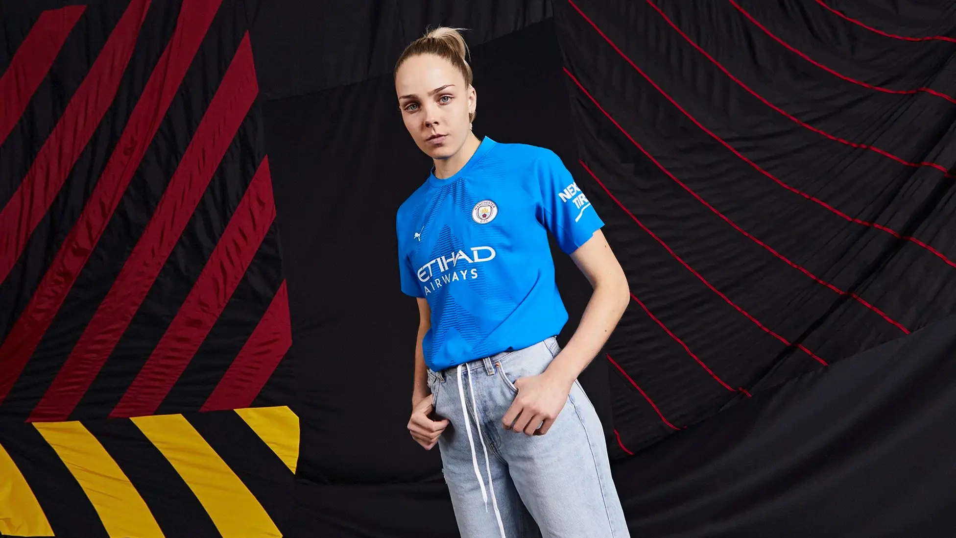 Ellie Roebuck shows off the goalkeeper kit (Manchester City / ManCity.com)