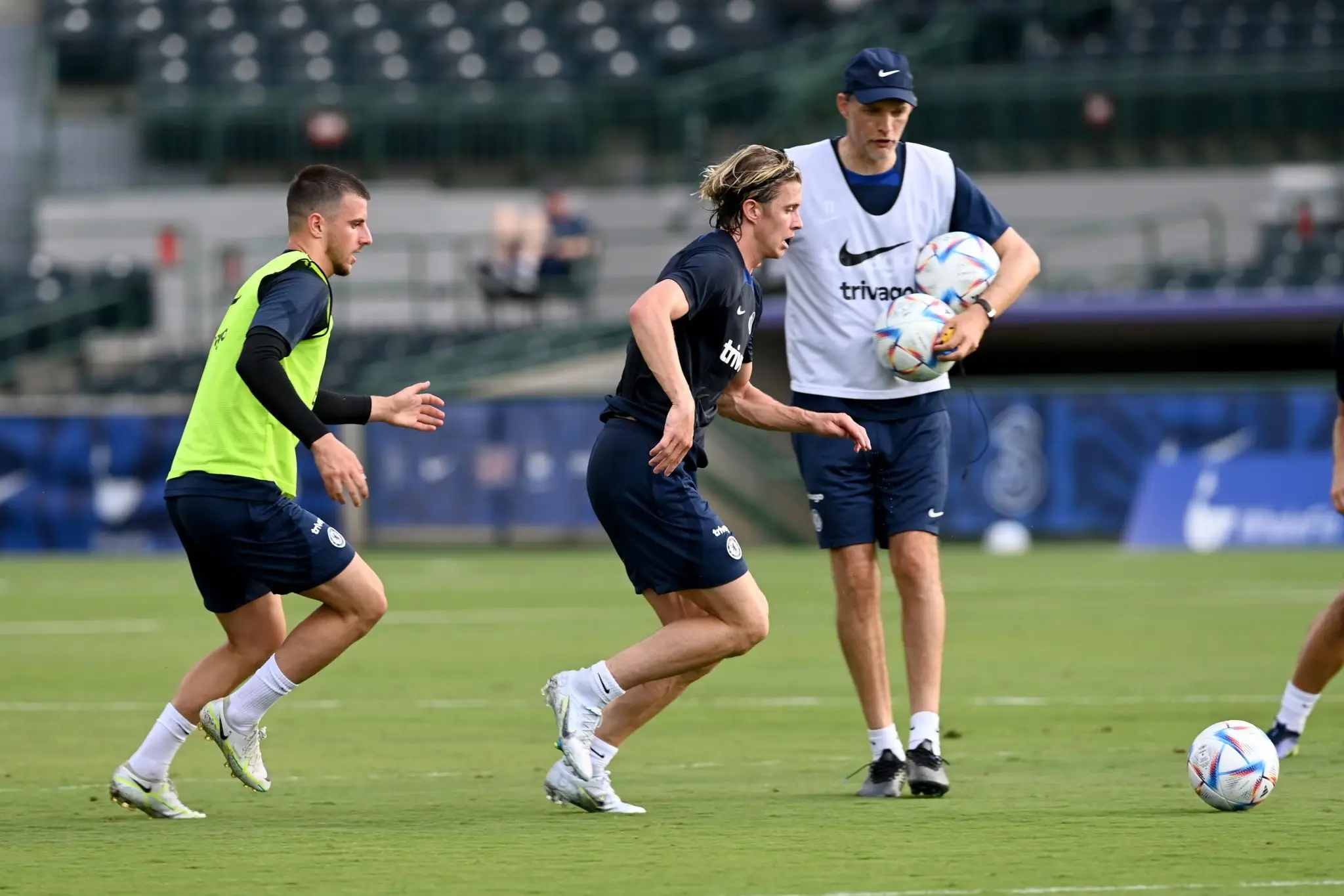 Thomas Tuchel watching Mason Mount and Conor Gallagher train. (Alamy)