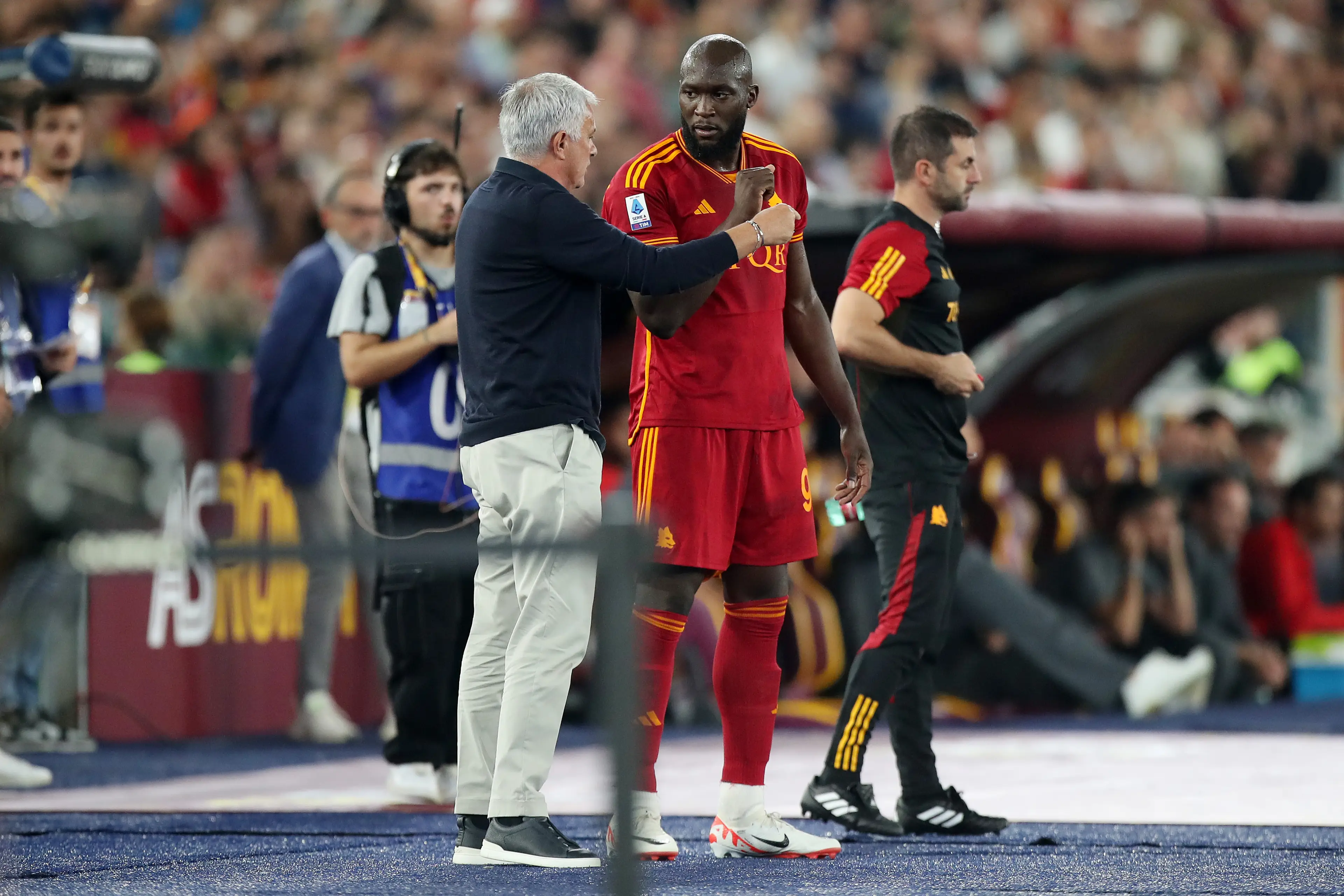 Jose Mourinho speaks to Romelu Lukaku before he comes on. Image: Getty 