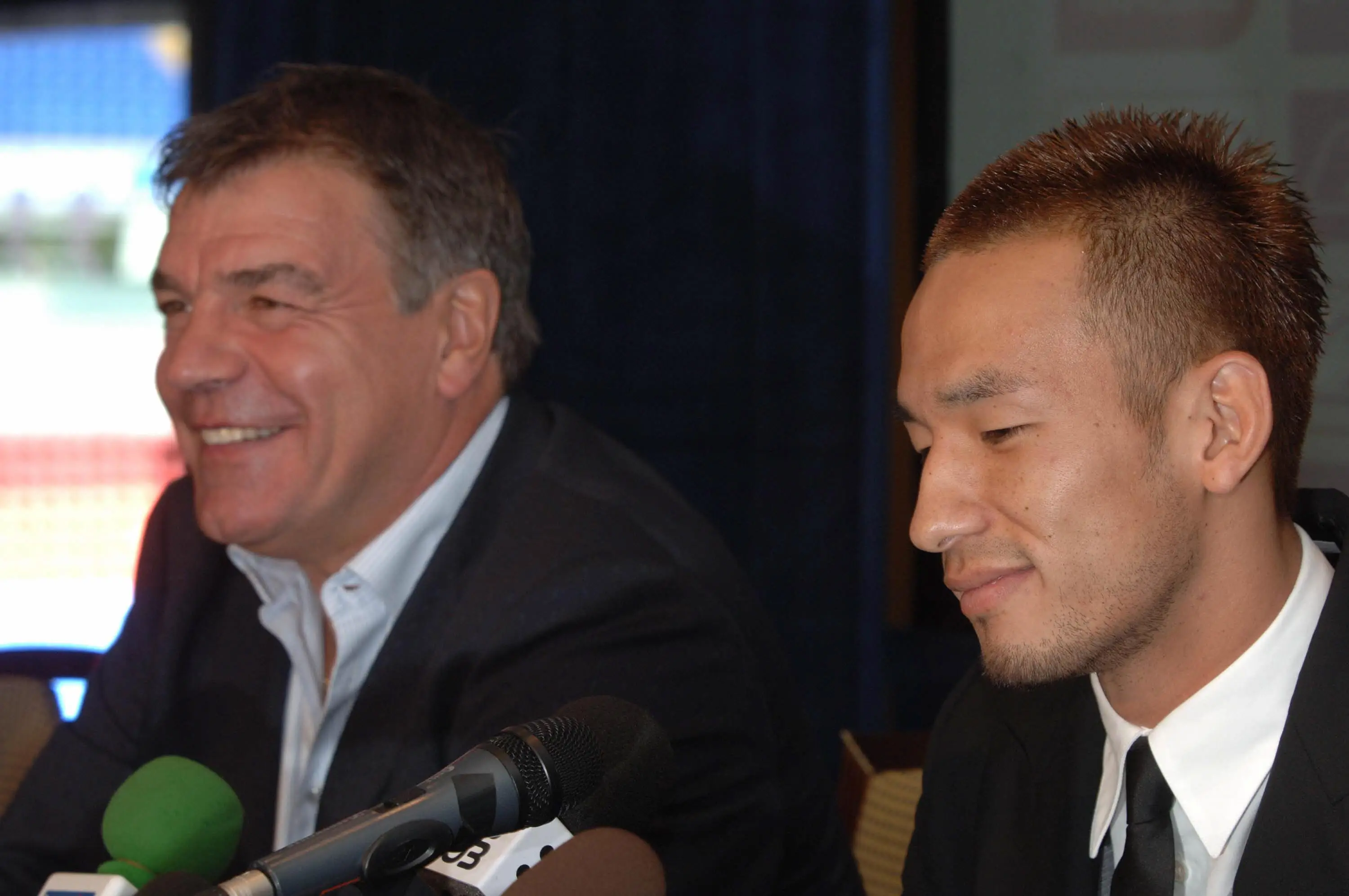 Bolton Wanderers manager Sam Allardyce (L) gives a press conference 18 August 2005 with the team's latest recruit, Japanese Hidetoshi Nakata, (Getty Images)
