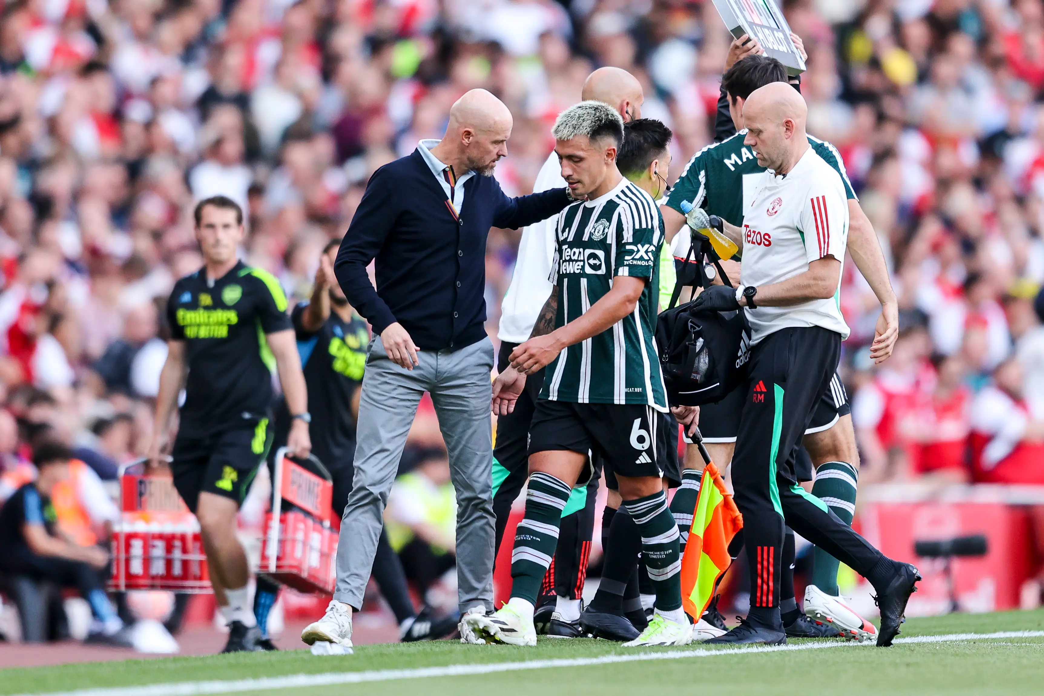 Lisandro Martinez comes off against Arsenal. Image: Getty 