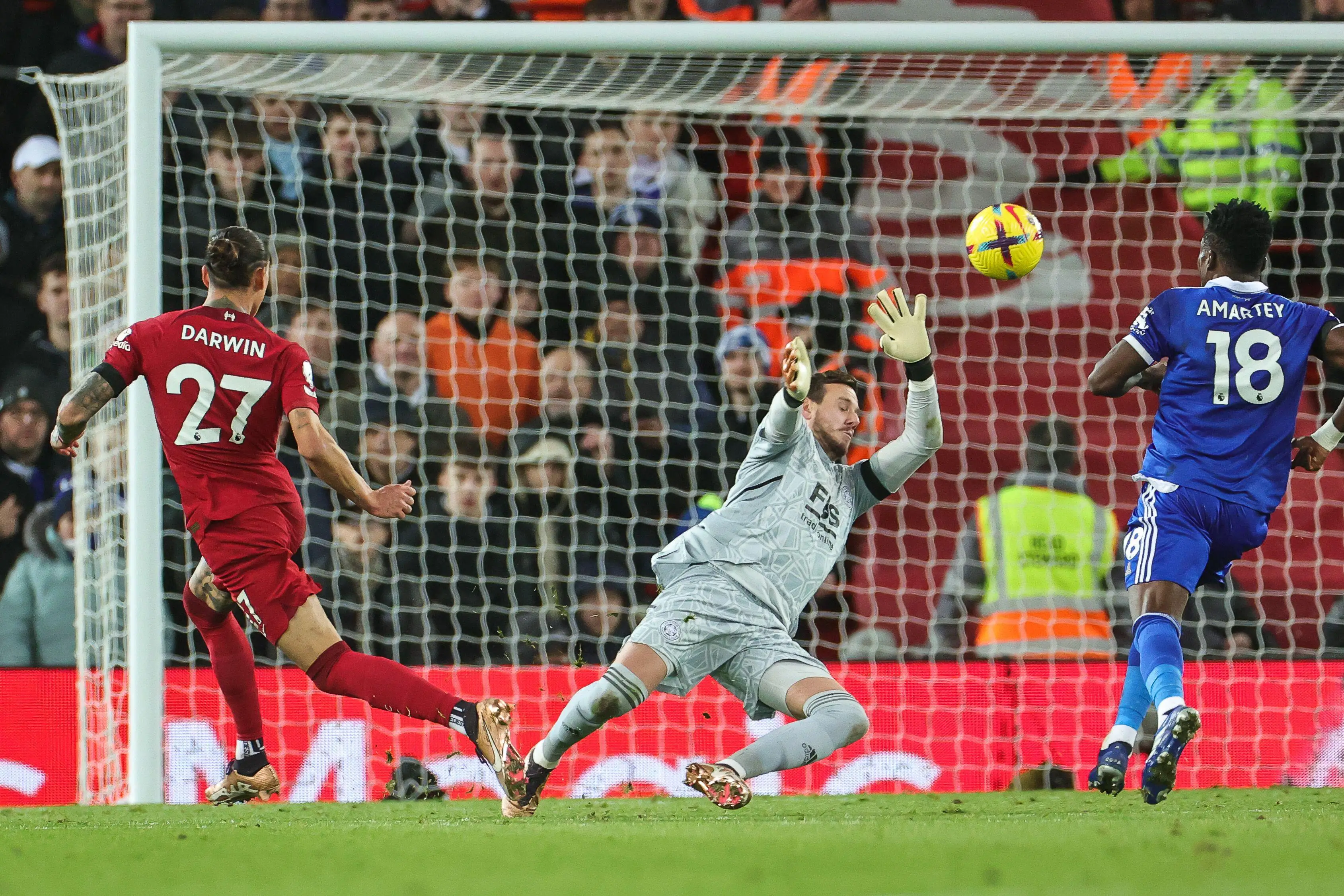 Darwin Nunez misses a glorious chance against Leicester. Image