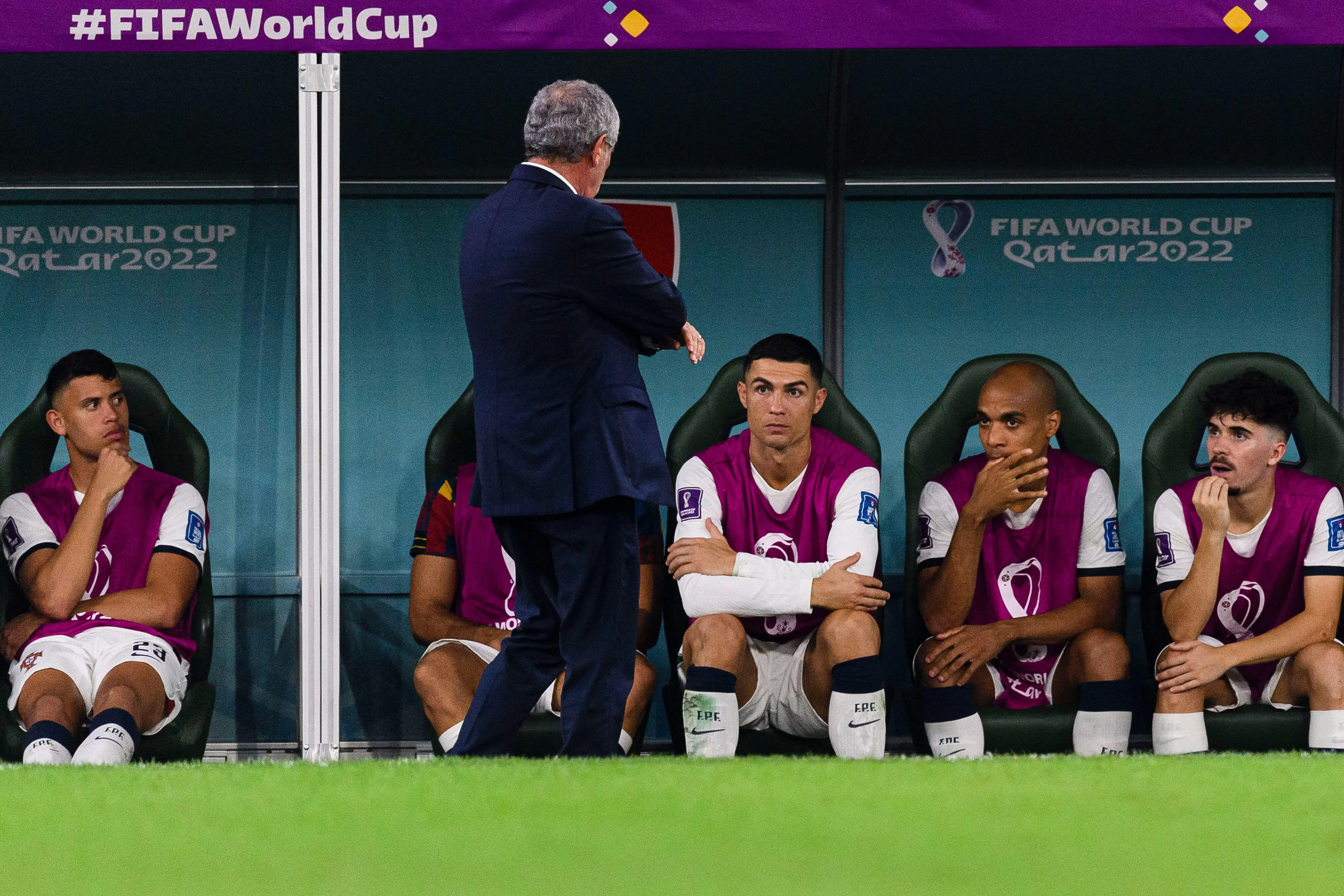 Ronaldo and Santos deep in conversation. Image: Alamy