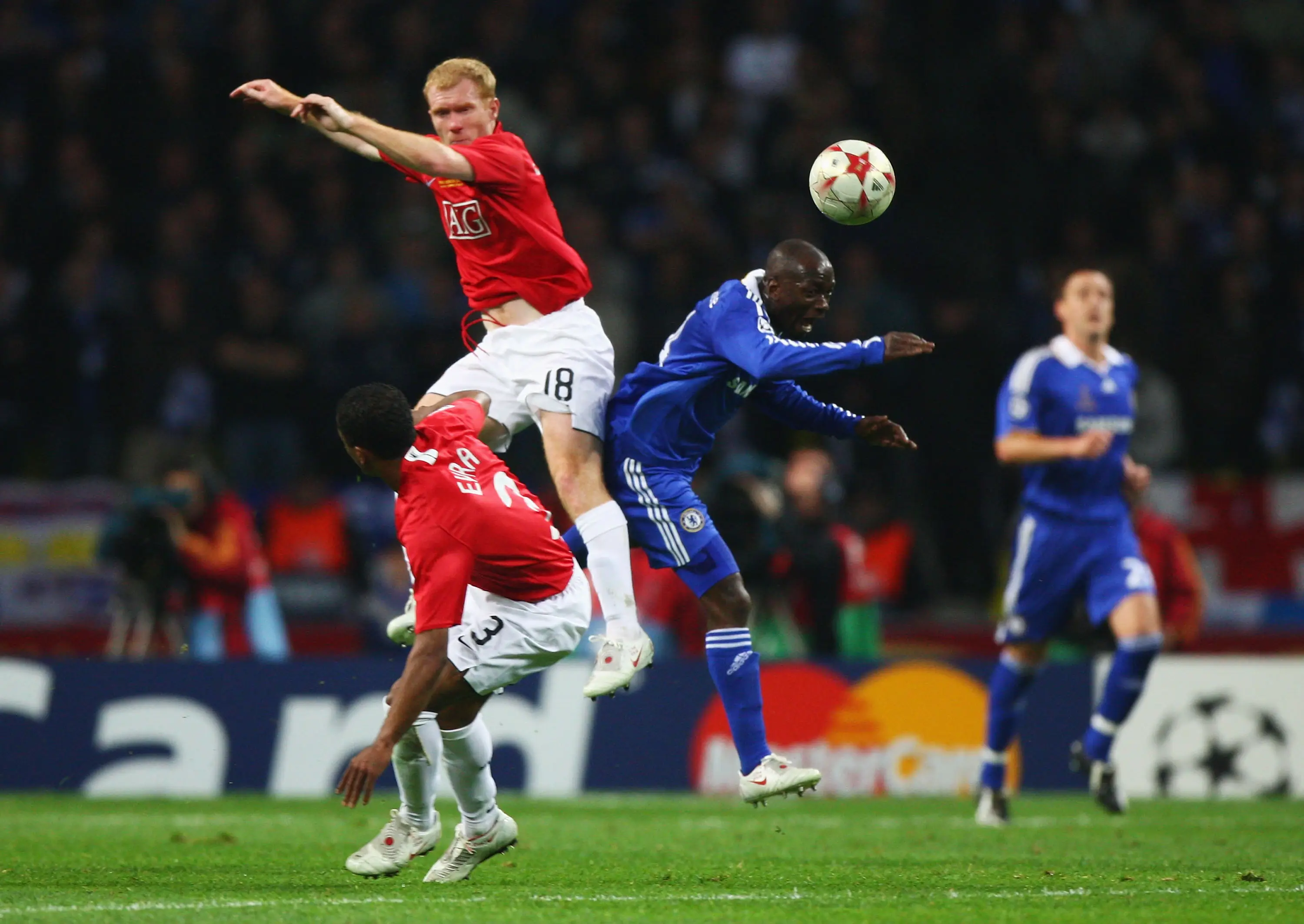 Claude Makelele and Paul Scholes duel for the ball during the 2008 Champions League final. Image: Getty 