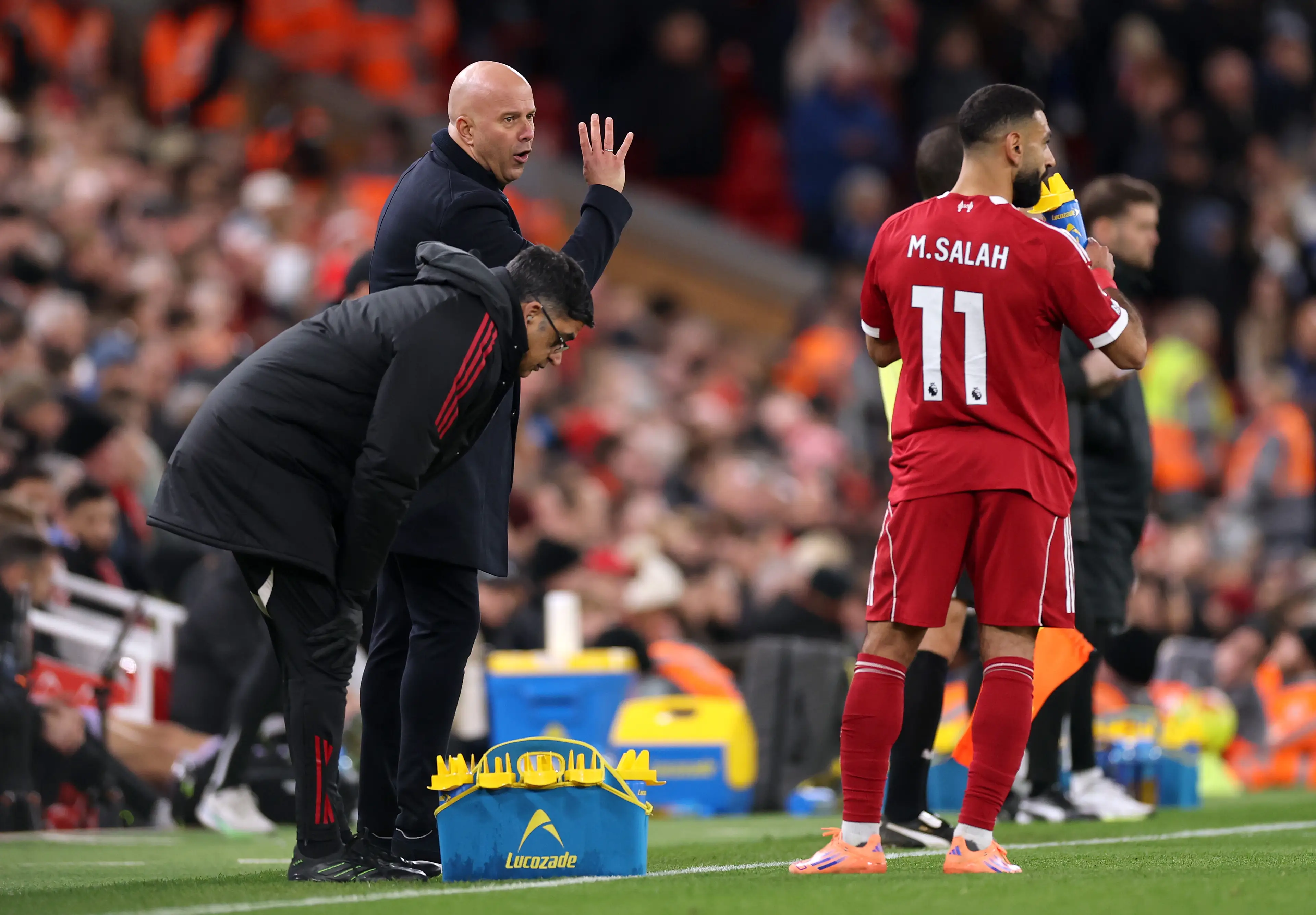 Arne Slot delivers instructions to Mohamed Salah during Liverpool vs. Brighton. Image: Getty 