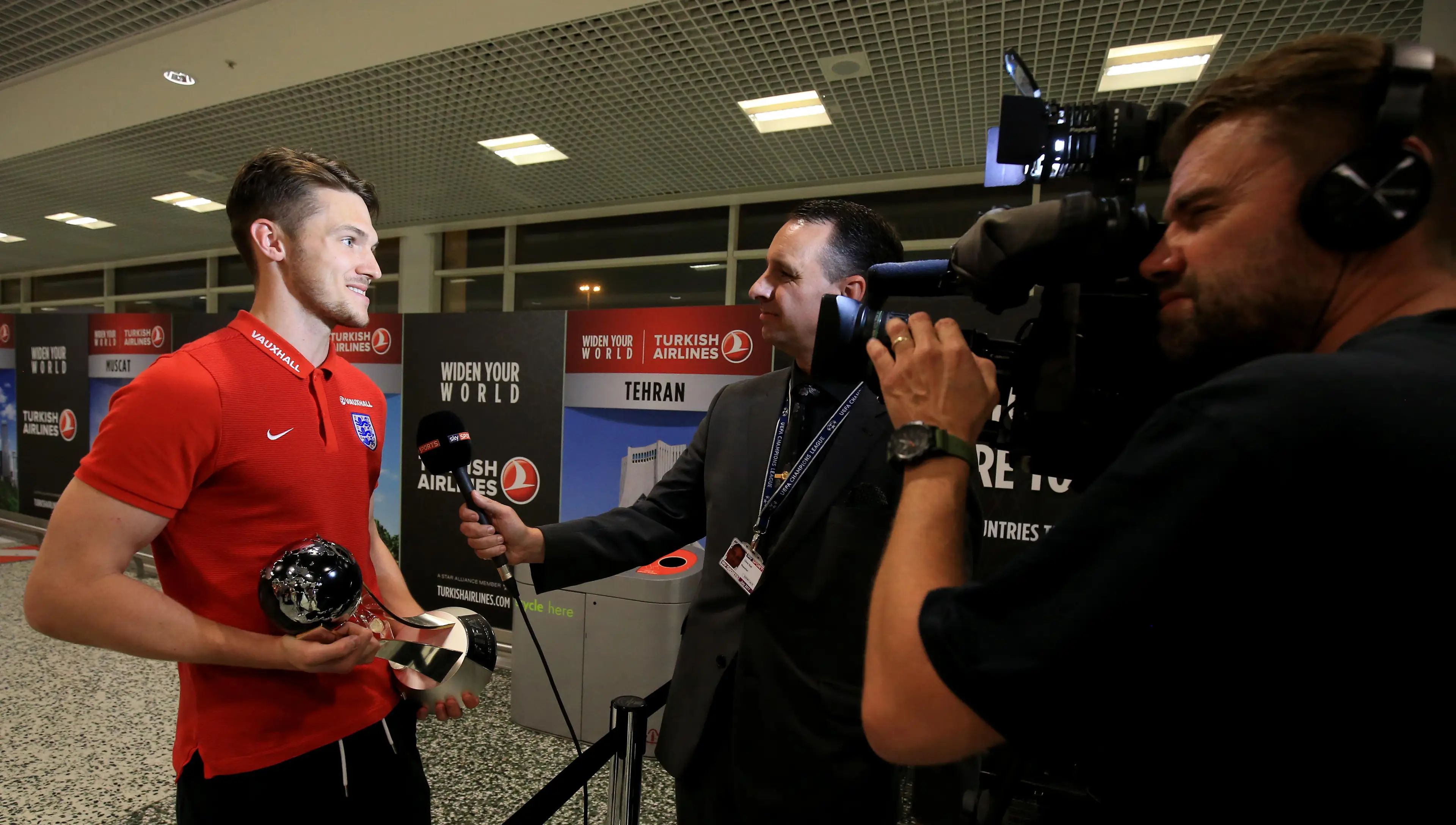 Freddie Woodman holds the World Cup trophy. Image: Alamy