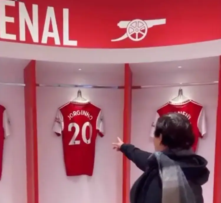 Jorginho’s mother crying as she sees his shirt in the Arsenal dressing room. Image credit: Instagram/jorginhofrello