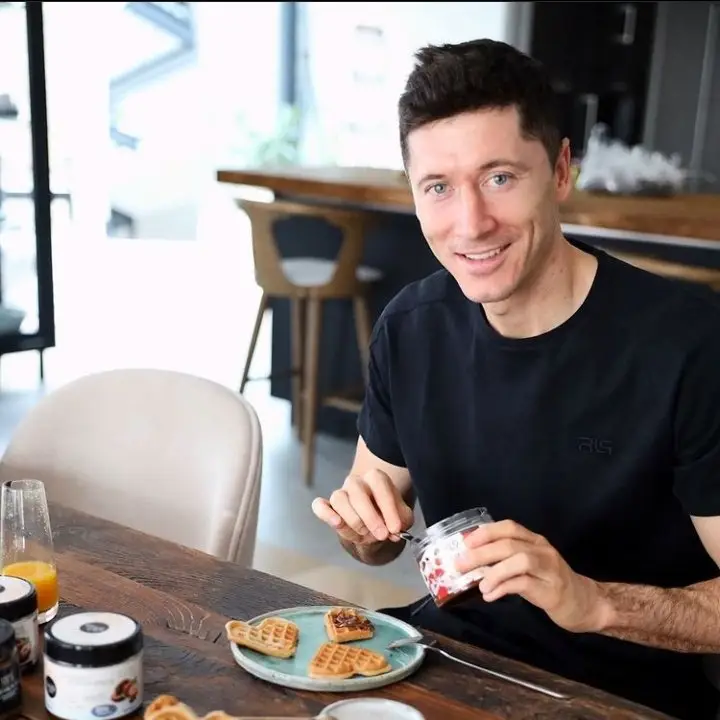 Robert Lewandowski enjoys a sweet meal. Image: X/@SBakshi13