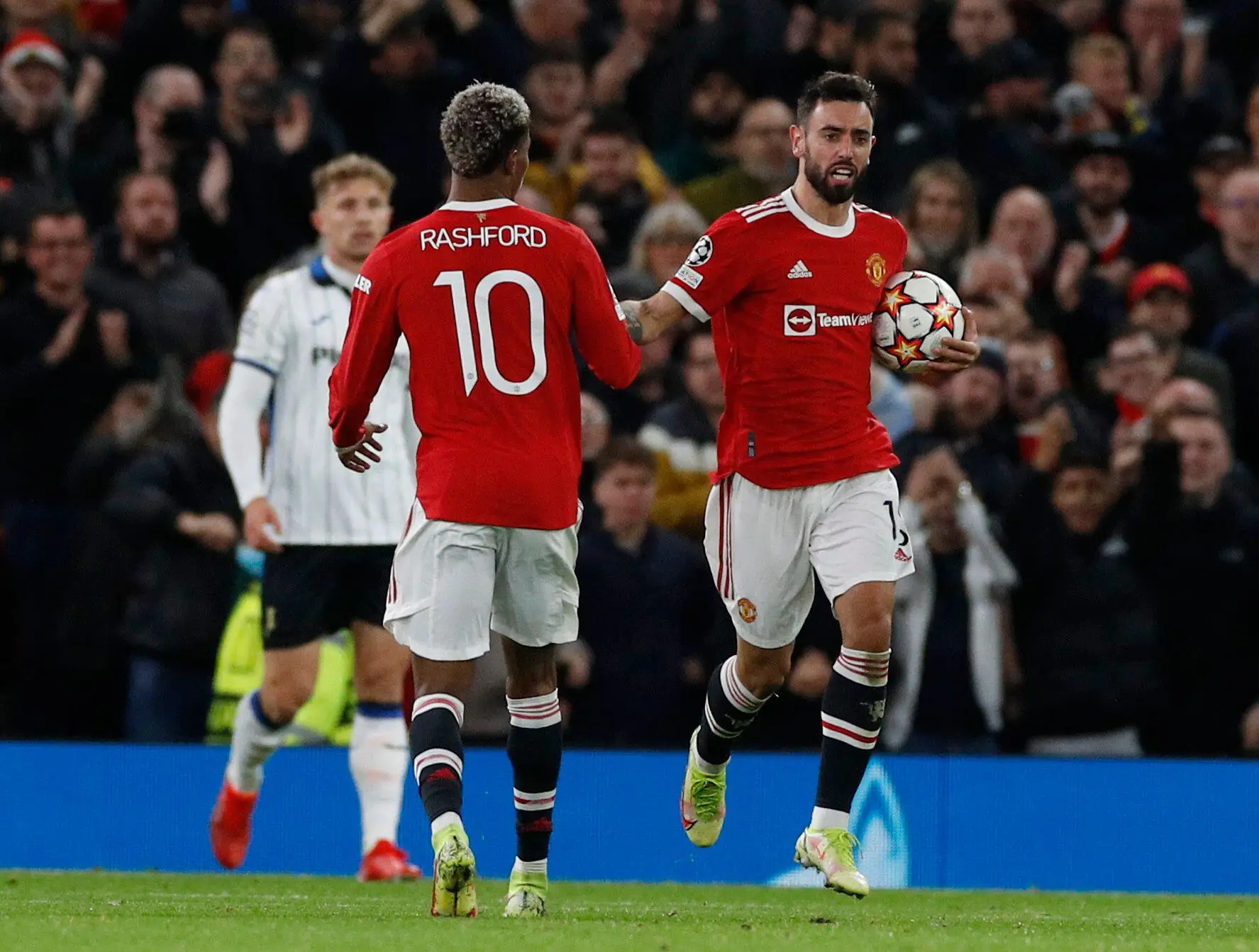 Bruno Fernandes and Marcus Rashford against Atalanta in the Champions League |