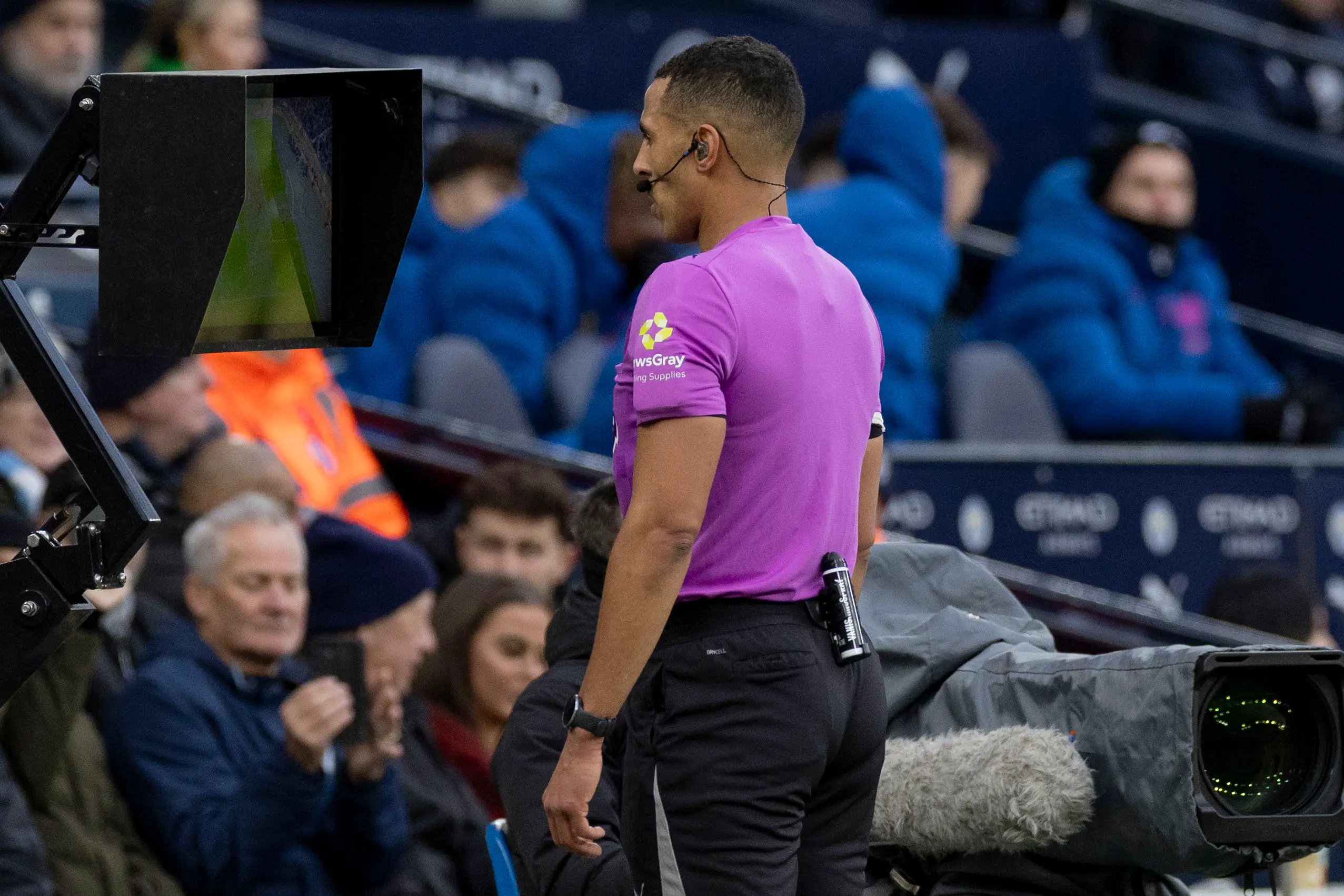 Farai Hallam opted to stick with his on-field decision of no penalty despite a VAR review. Image: Getty 