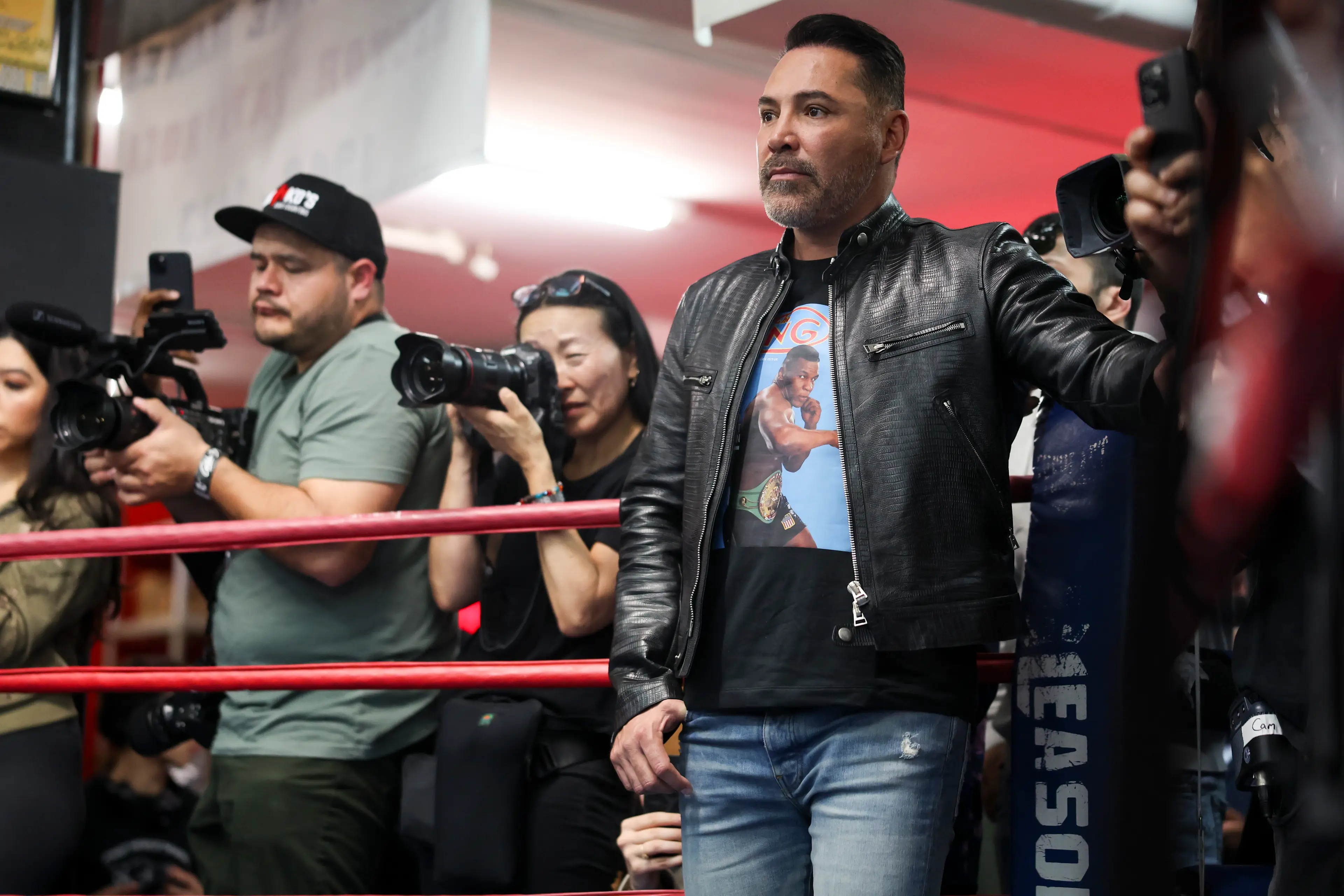Oscar De La Hoya looks on during a open workout ahead of Devin Haney vs. Ryan Garcia. Image: Getty