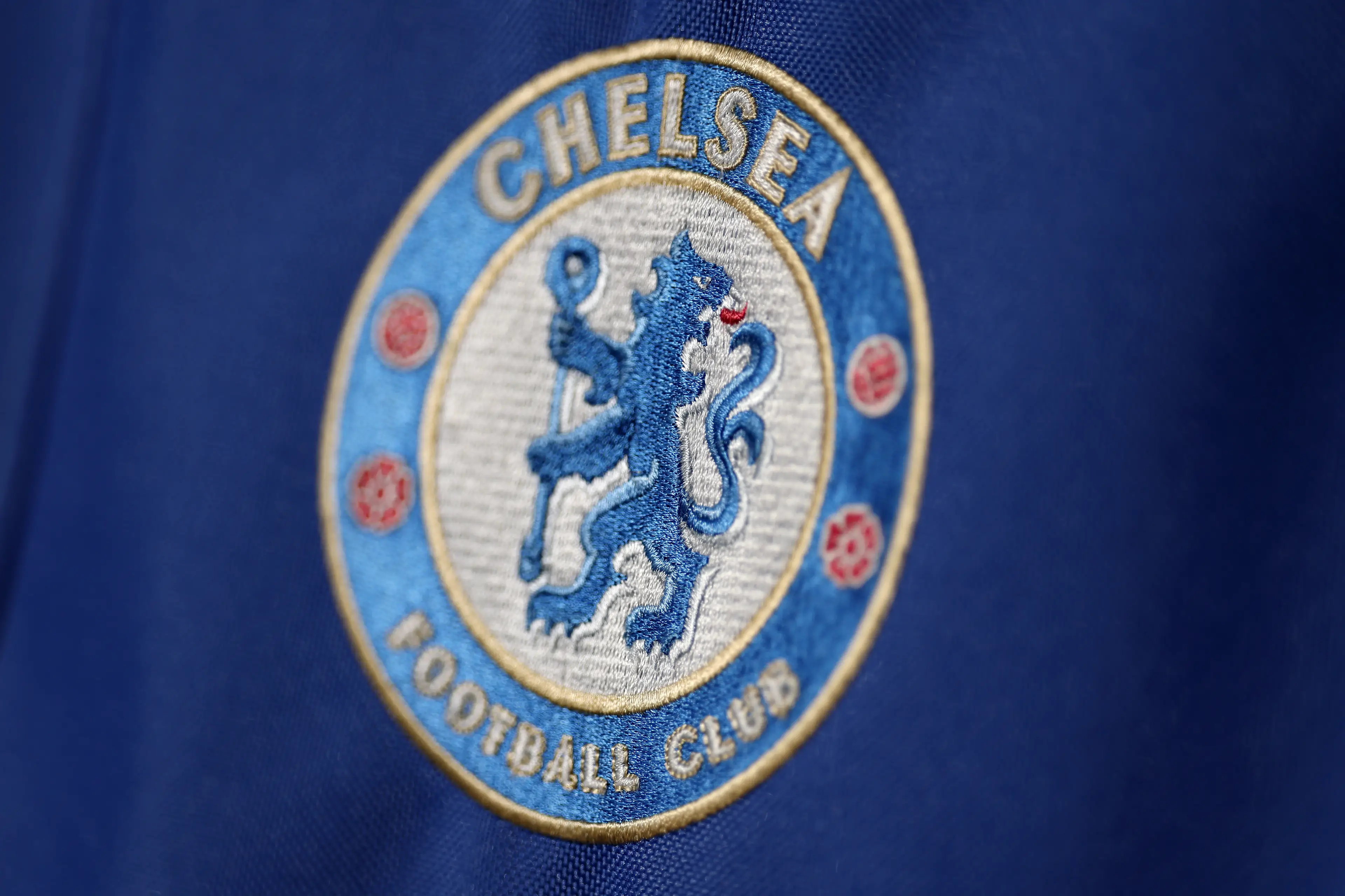 A detailed view of the Chelsea badge inside the stadium prior to the Premier League match between Chelsea and Manchester United (Getty Images)