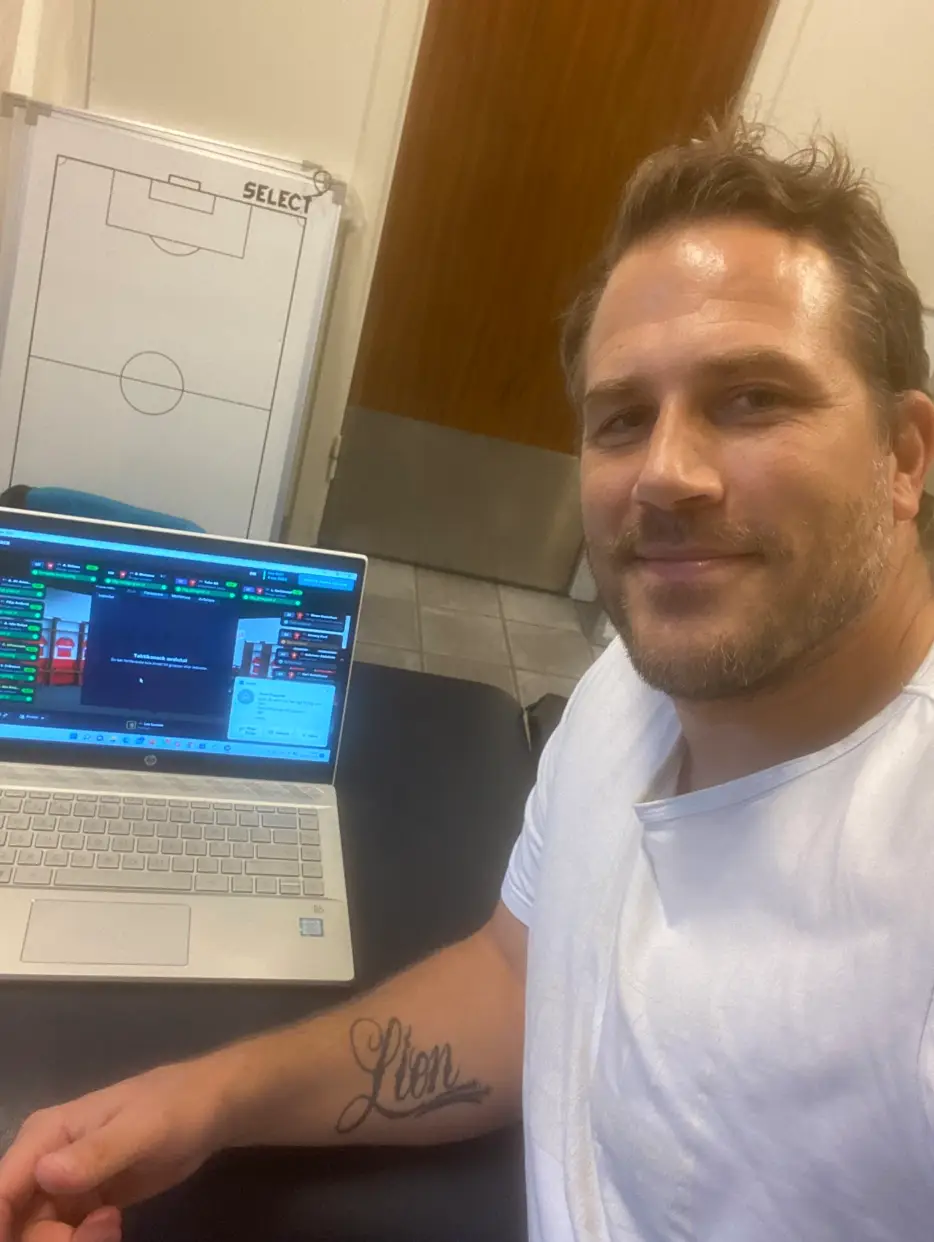 Tobias Hysen giving a teamtalk to his players on Football Manager. They all reacted well, by the looks of it.