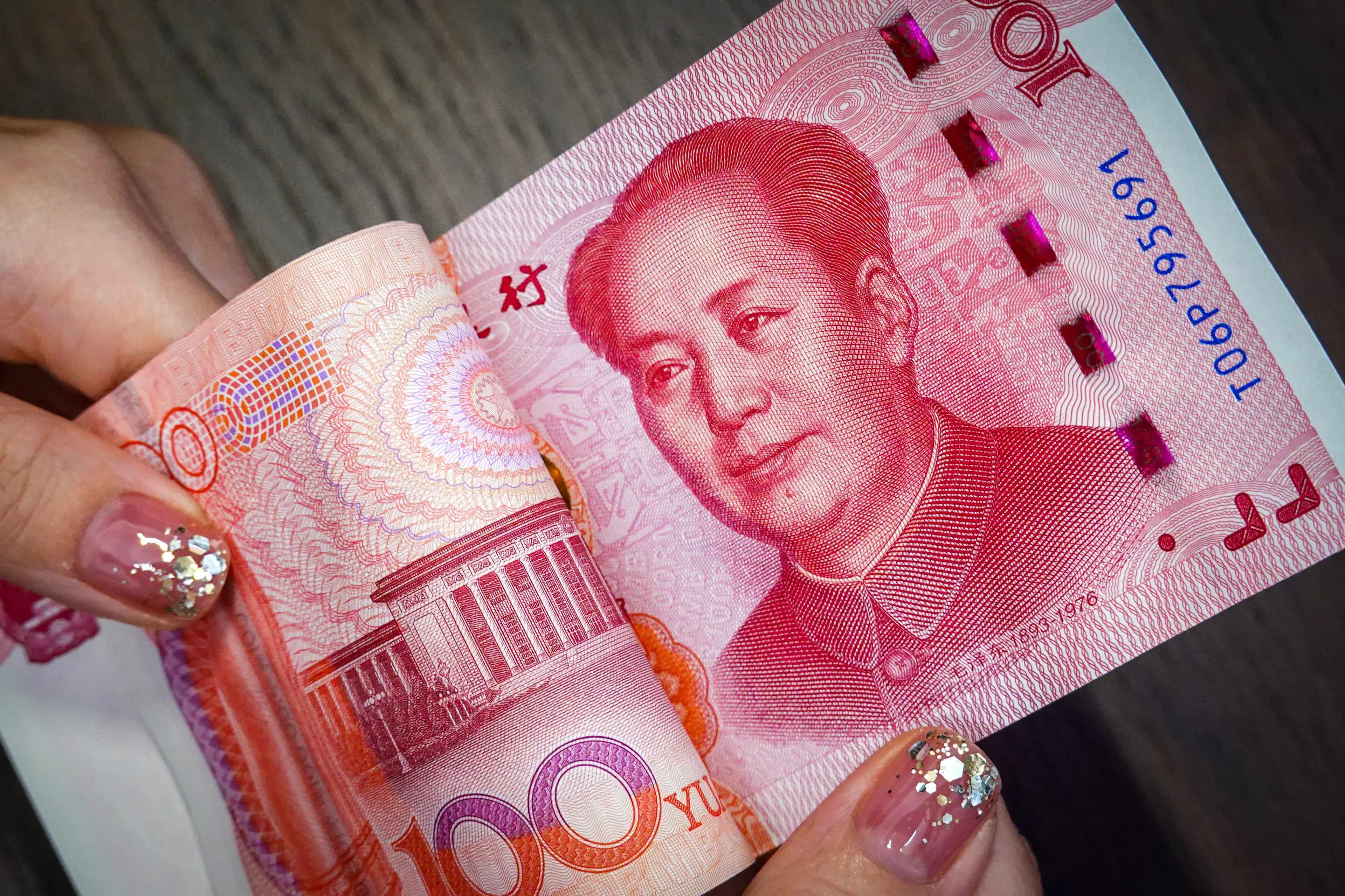 The woman gave $94,000 to a male live streamer (Sheldon Cooper/SOPA Images/LightRocket via Getty Images)