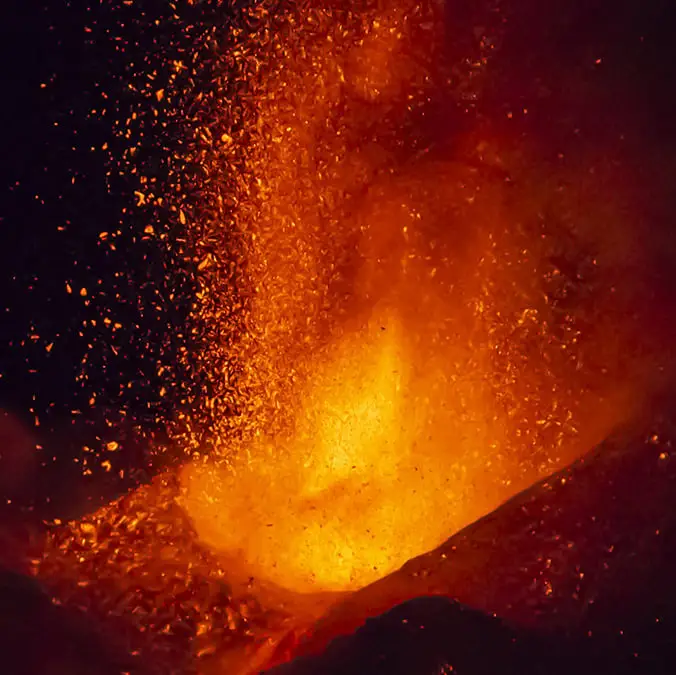 Volcano off the coast of USA expected to erupt imminently could trigger 10,000 earthquakes at once