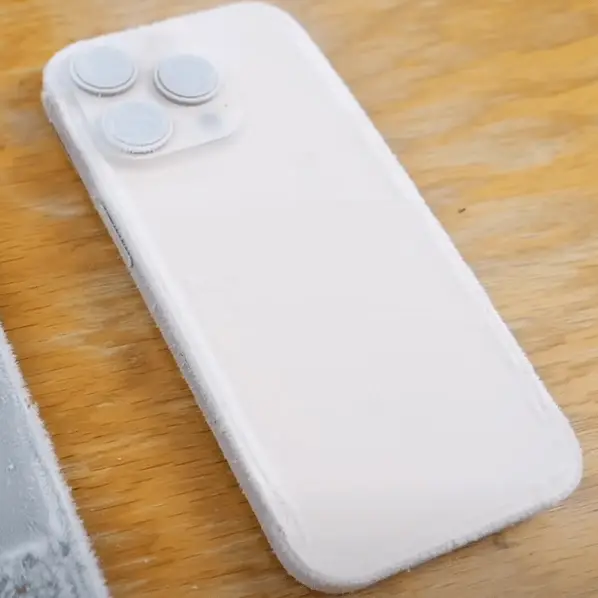 Man submerges iPhone 16 and iPhone 16e in liquid nitrogen to see which model is the 'most durable'