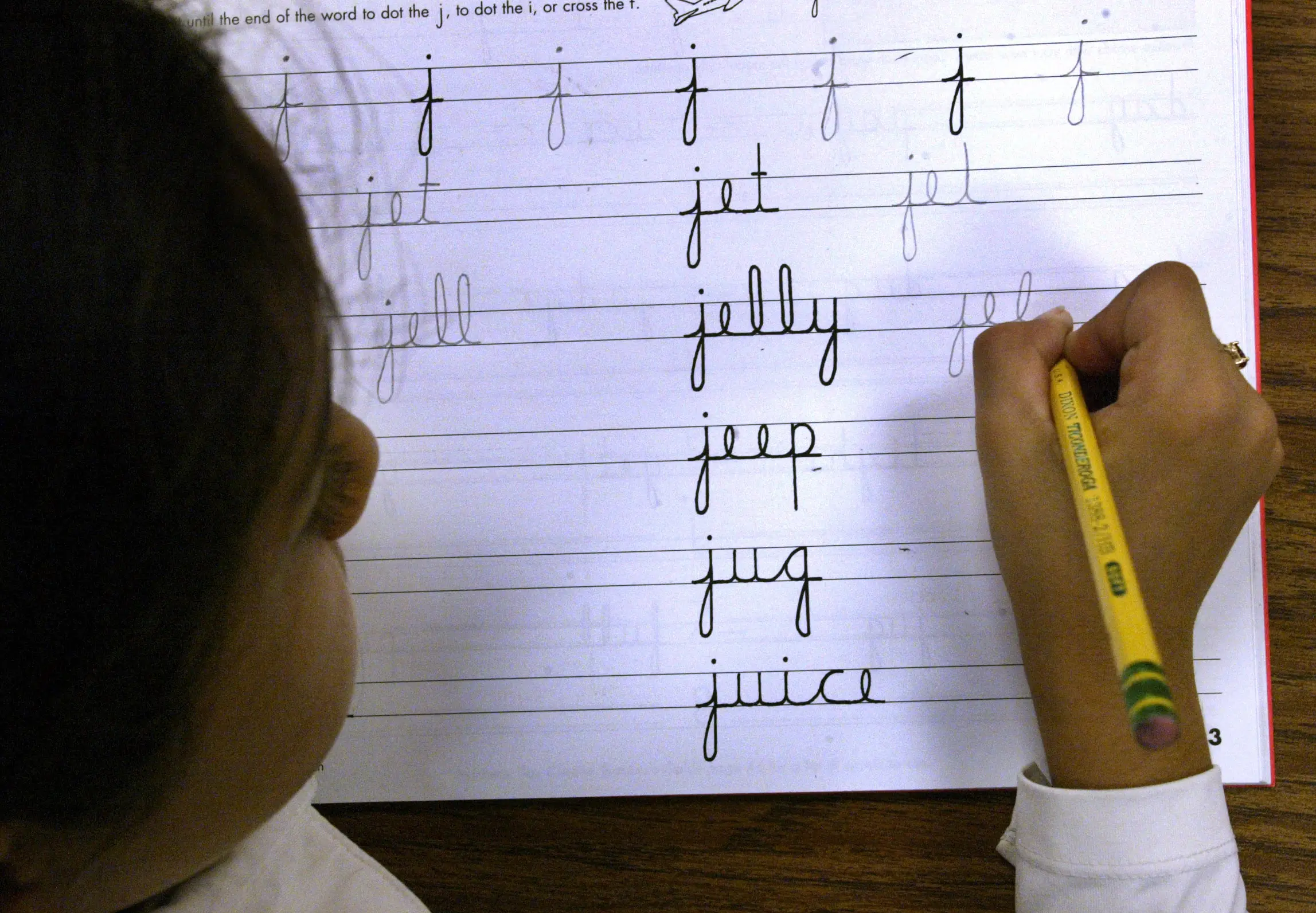 Kids can no longer read cursive writing (Mark Gail/The The Washington Post via Getty Images)