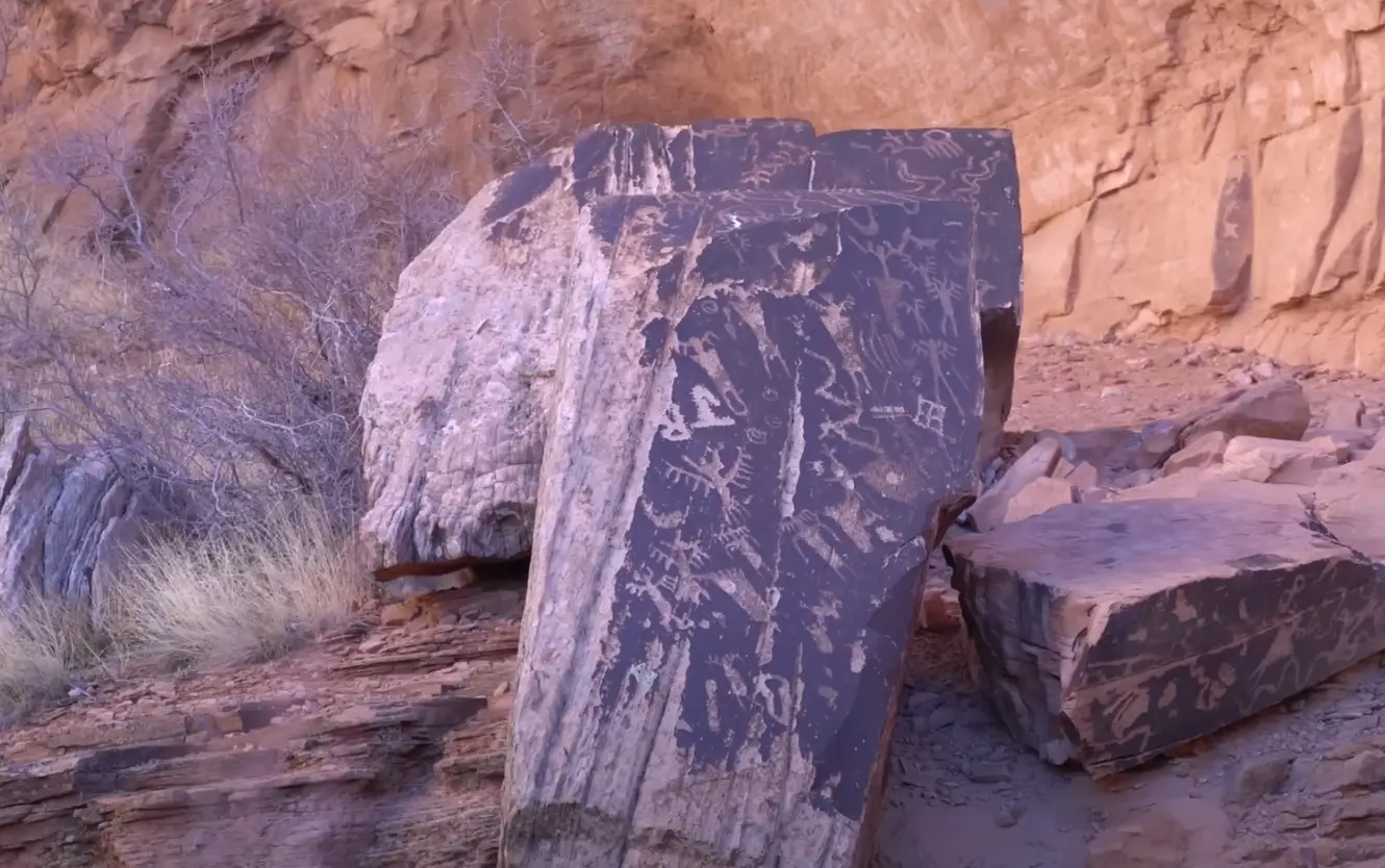 There he discovered a series of petroglyphs that suggest humans had lived and thrived in the area thousands of years ago (YouTube/Desert Drifter)