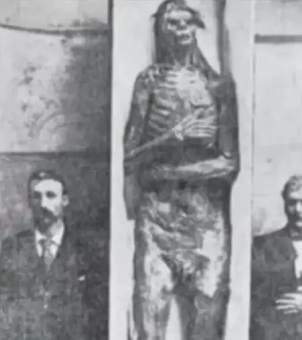 Archaeologists believe to have discovered giant skeletons in Lovelock Cave, Nevada / History Channel