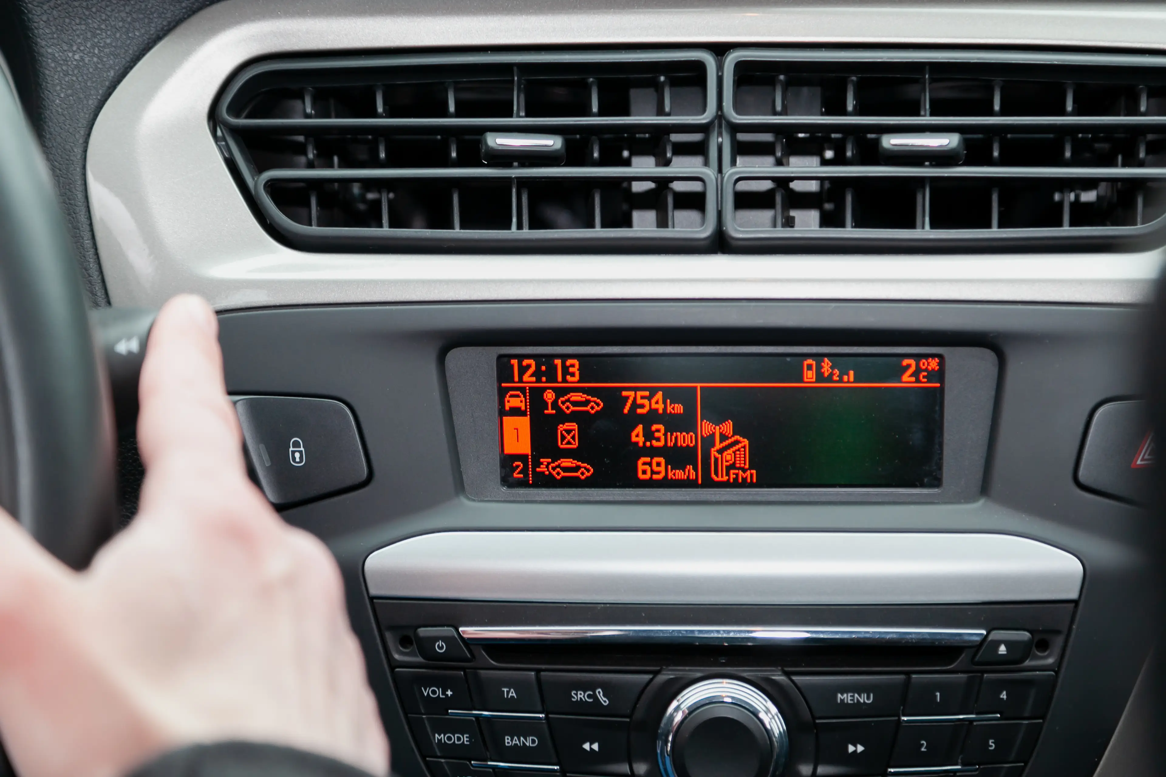 Car systems don't automatically update when the clocks go back (glebchik/Getty)