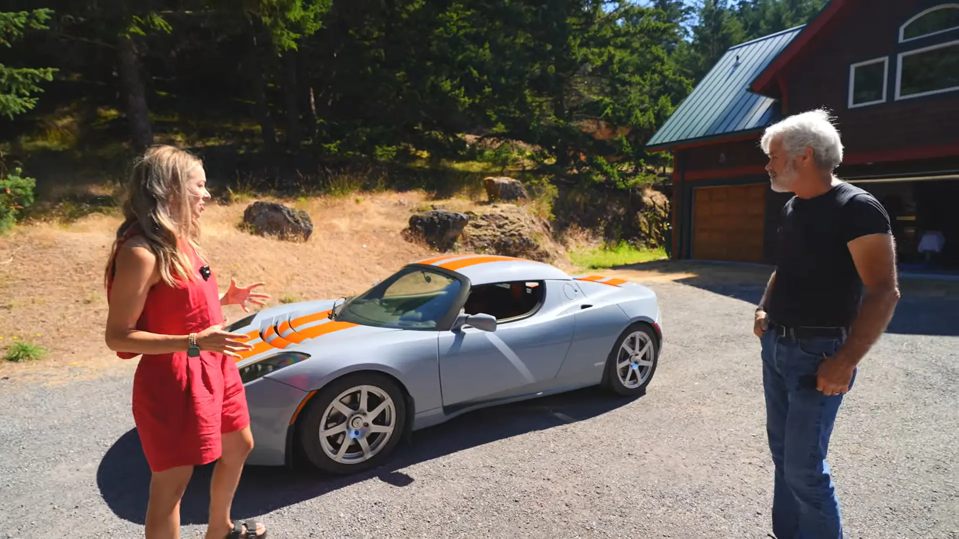 Kim Java talking with Martin Eberhard by his Roadster (Kim Java/YouTube)