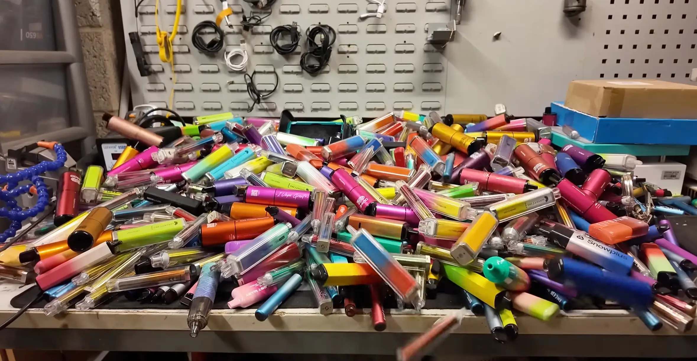 YouTuber Chris Doel decided to see if he could power his house entirely from vapes (Chris Doel / YouTube)