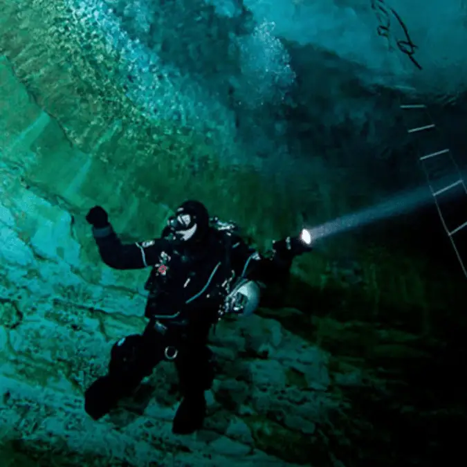 Liz Rogers / Cave Diving Down Under