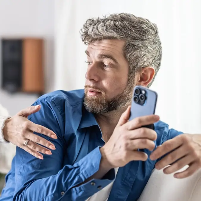 Expert reveals how to combat 'phubbing' phenomenon as it causes issues in modern relationships