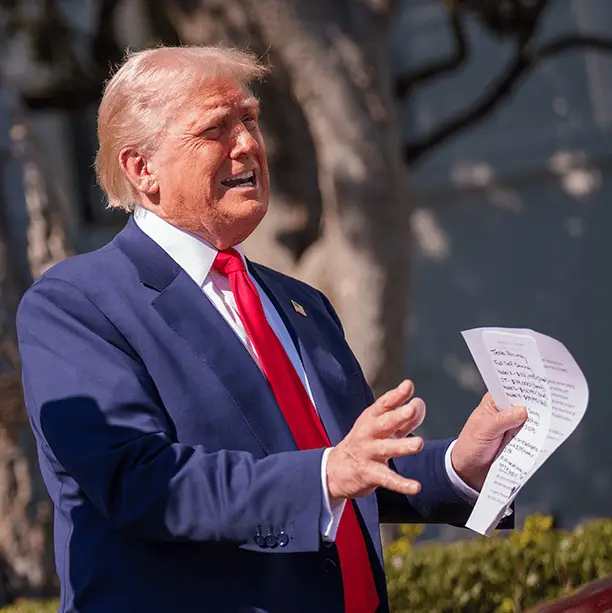 Shocking photo exposes what was written on Trump’s notepad during White House Tesla stunt